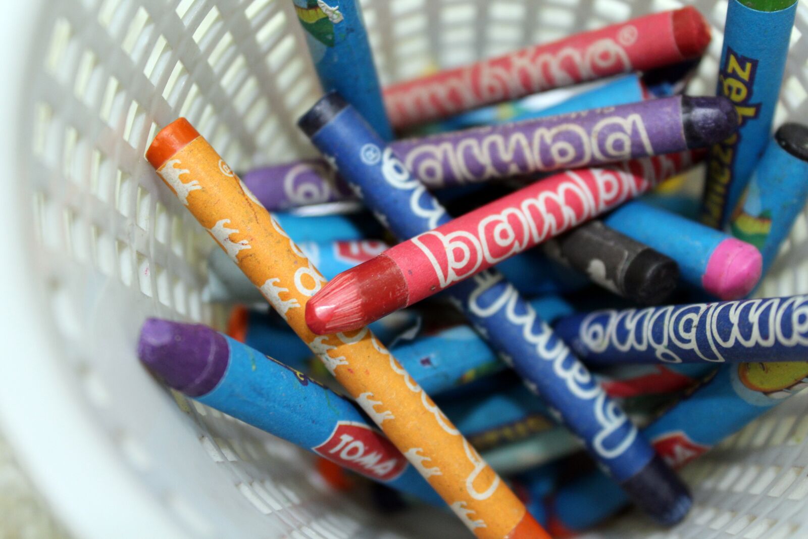 Canon EOS 1200D (EOS Rebel T5 / EOS Kiss X70 / EOS Hi) sample photo. Crayons, drawing, coloring photography