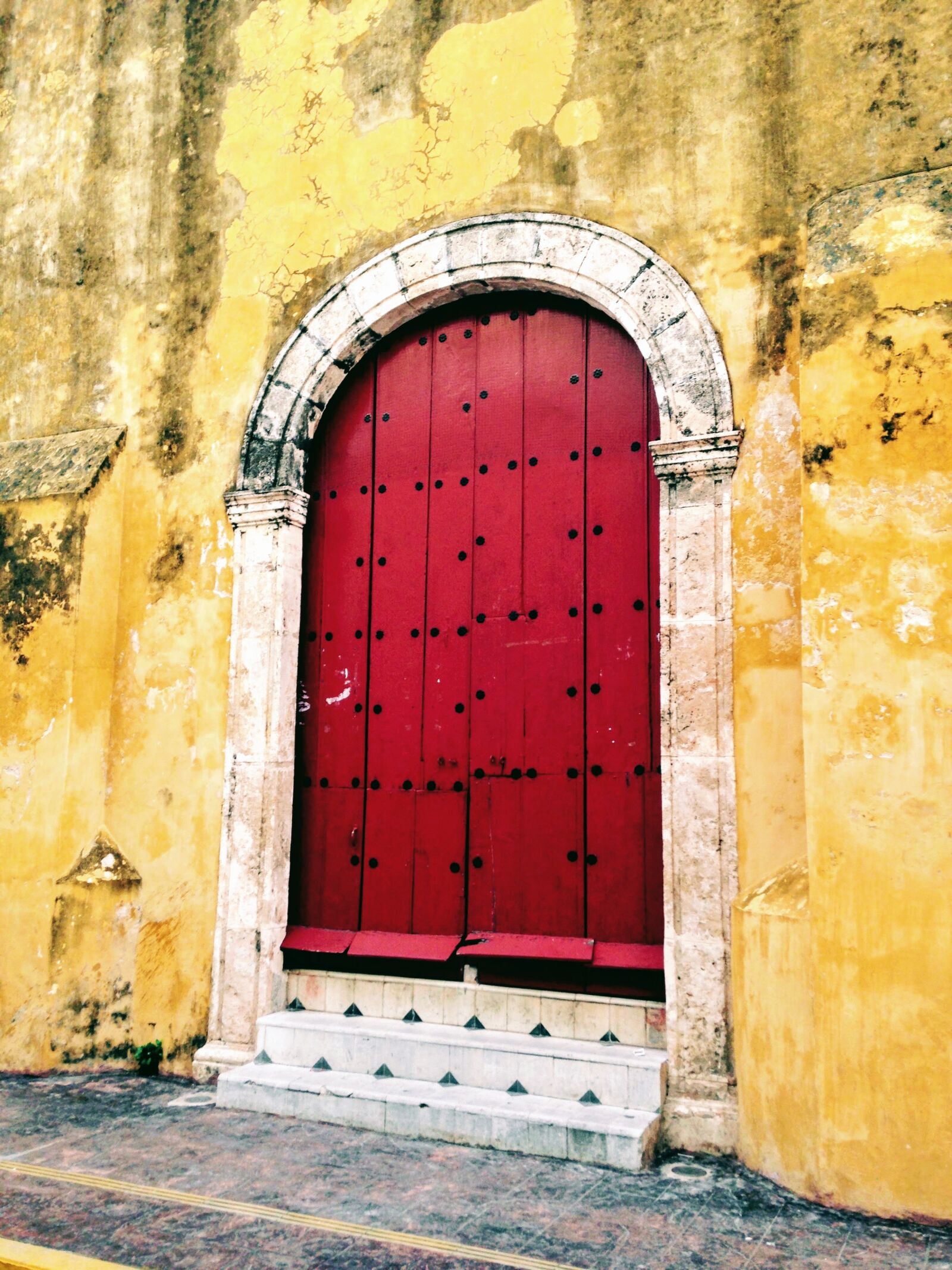 iPhone 5c back camera 4.12mm f/2.4 sample photo. Door, colonial, red photography