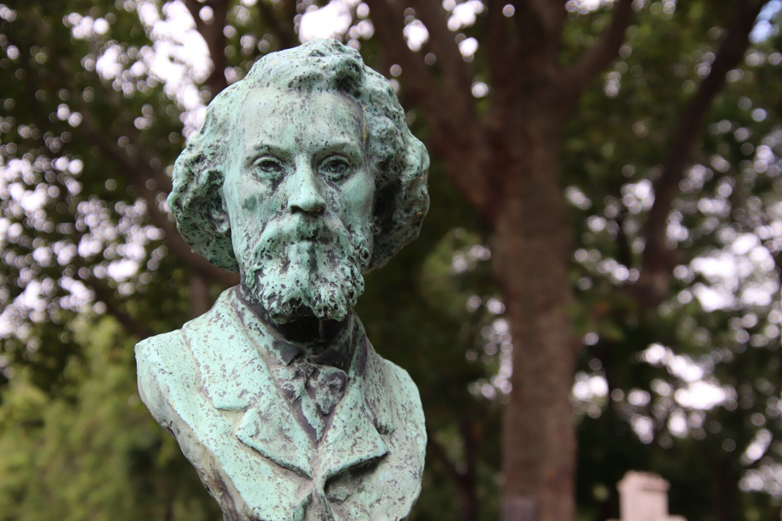 Canon EOS 800D (EOS Rebel T7i / EOS Kiss X9i) sample photo. Sculpture, statue, bronze photography