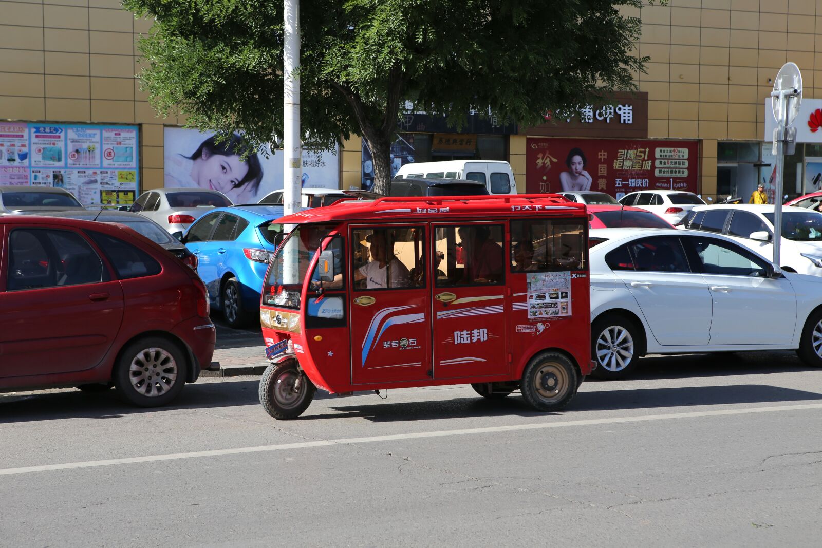 Canon EOS 6D + Canon EF 24-70mm F2.8L USM sample photo. Mini bus, tricycle, beijing photography