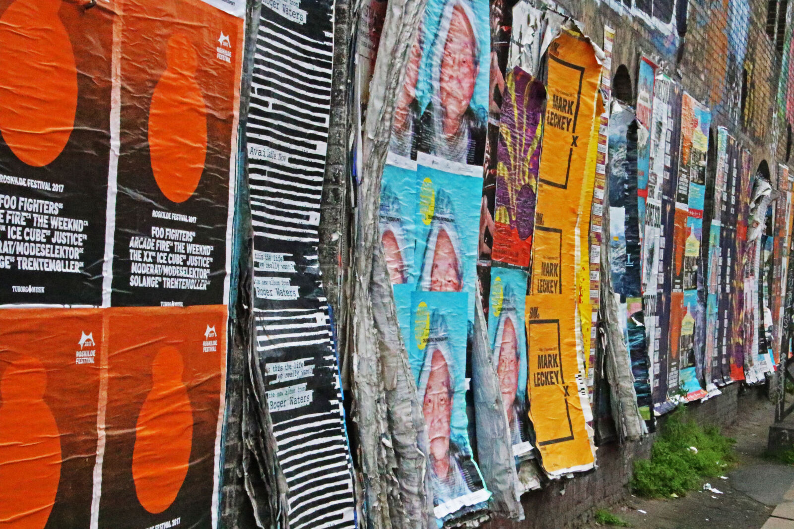 Canon EOS 7D Mark II sample photo. Advertisements, city, colorful, graffiti photography