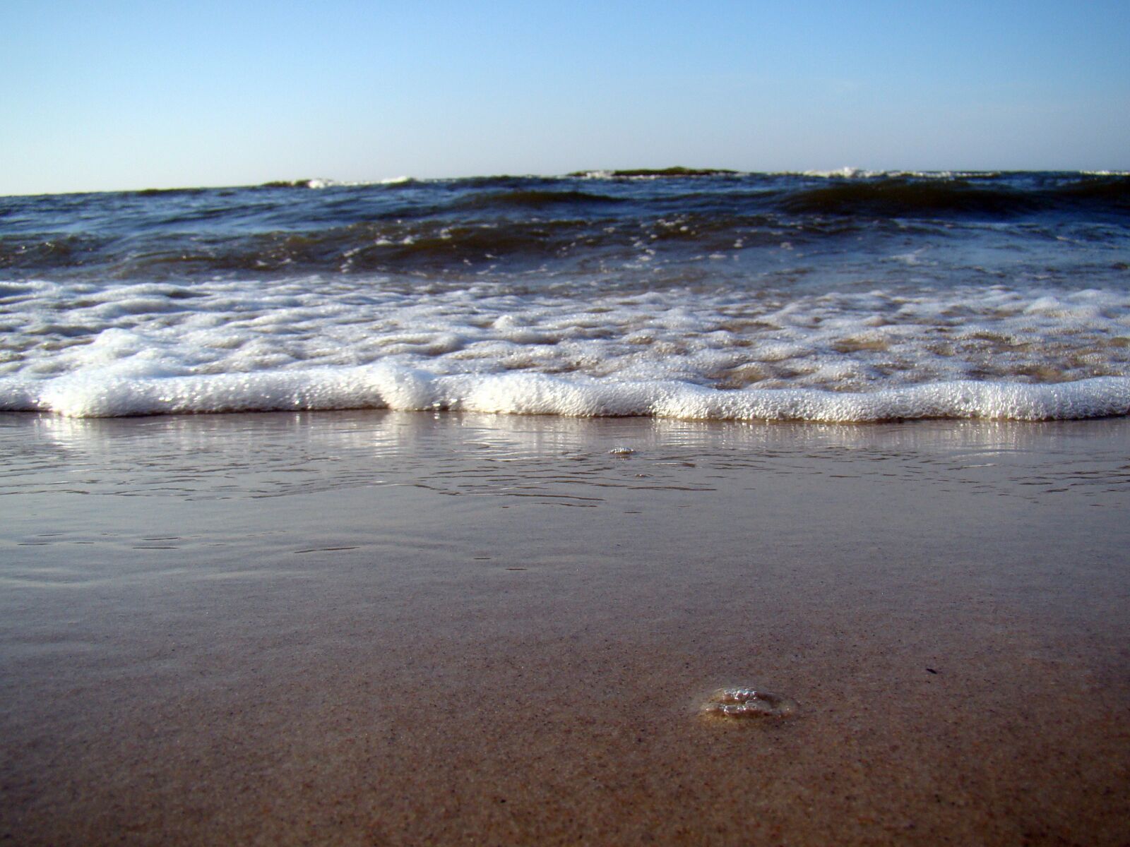 Sony Cyber-shot DSC-H50 sample photo. Piana, beach, the waves photography