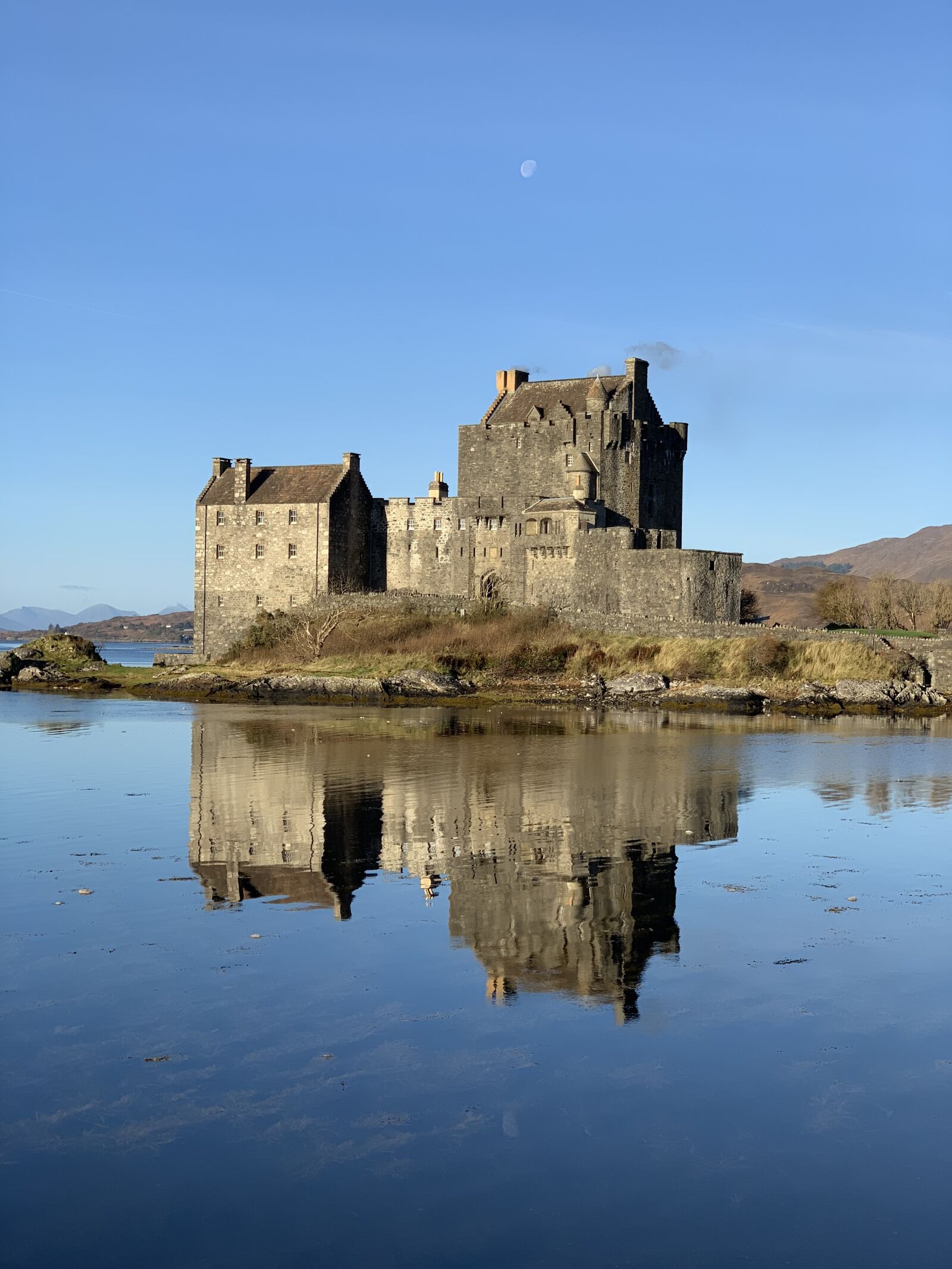 iPhone XS back dual camera 6mm f/2.4 sample photo. Scotland, castle, landscape photography