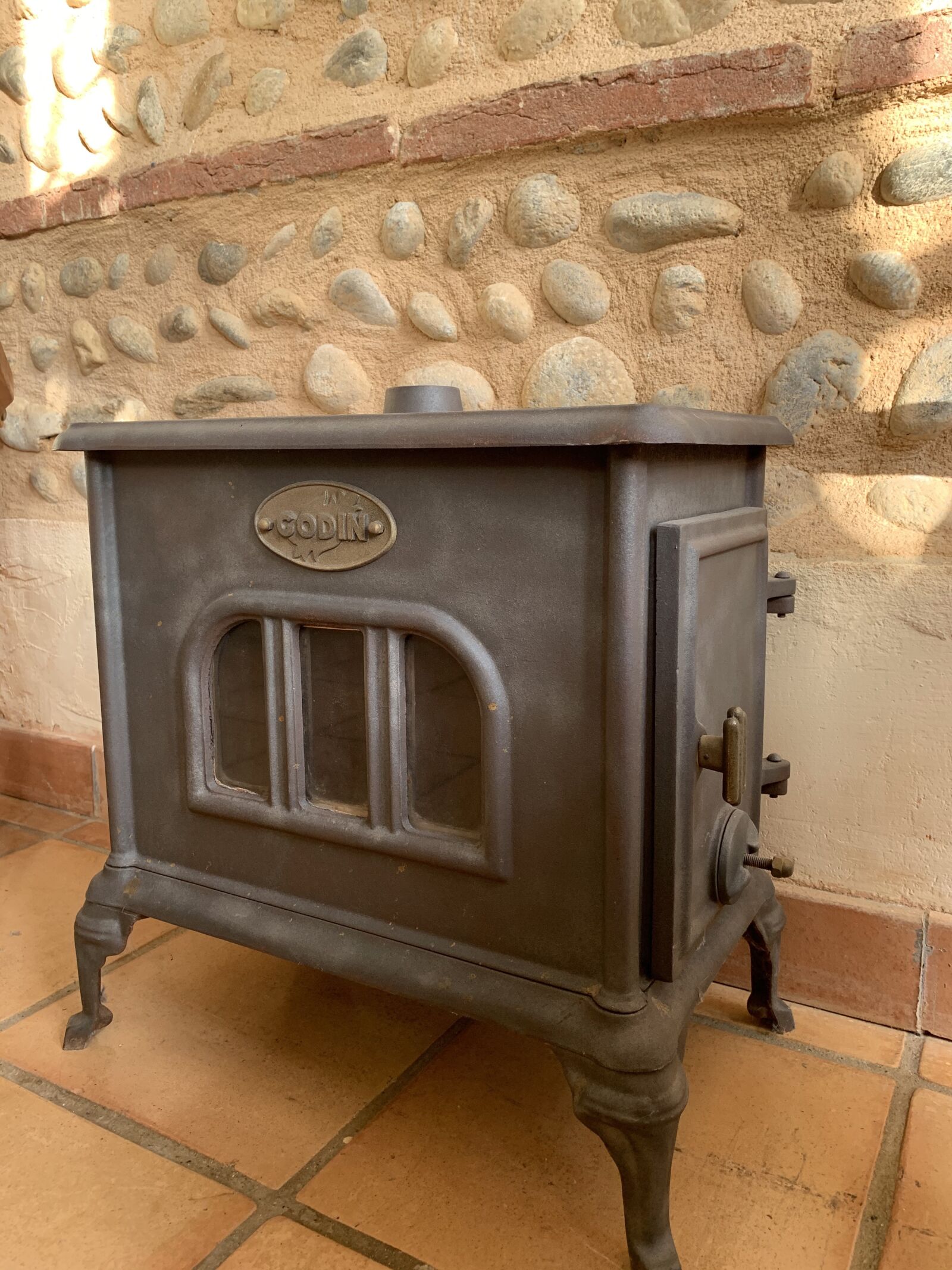 Apple iPhone XR sample photo. Poel, godin, cast iron photography
