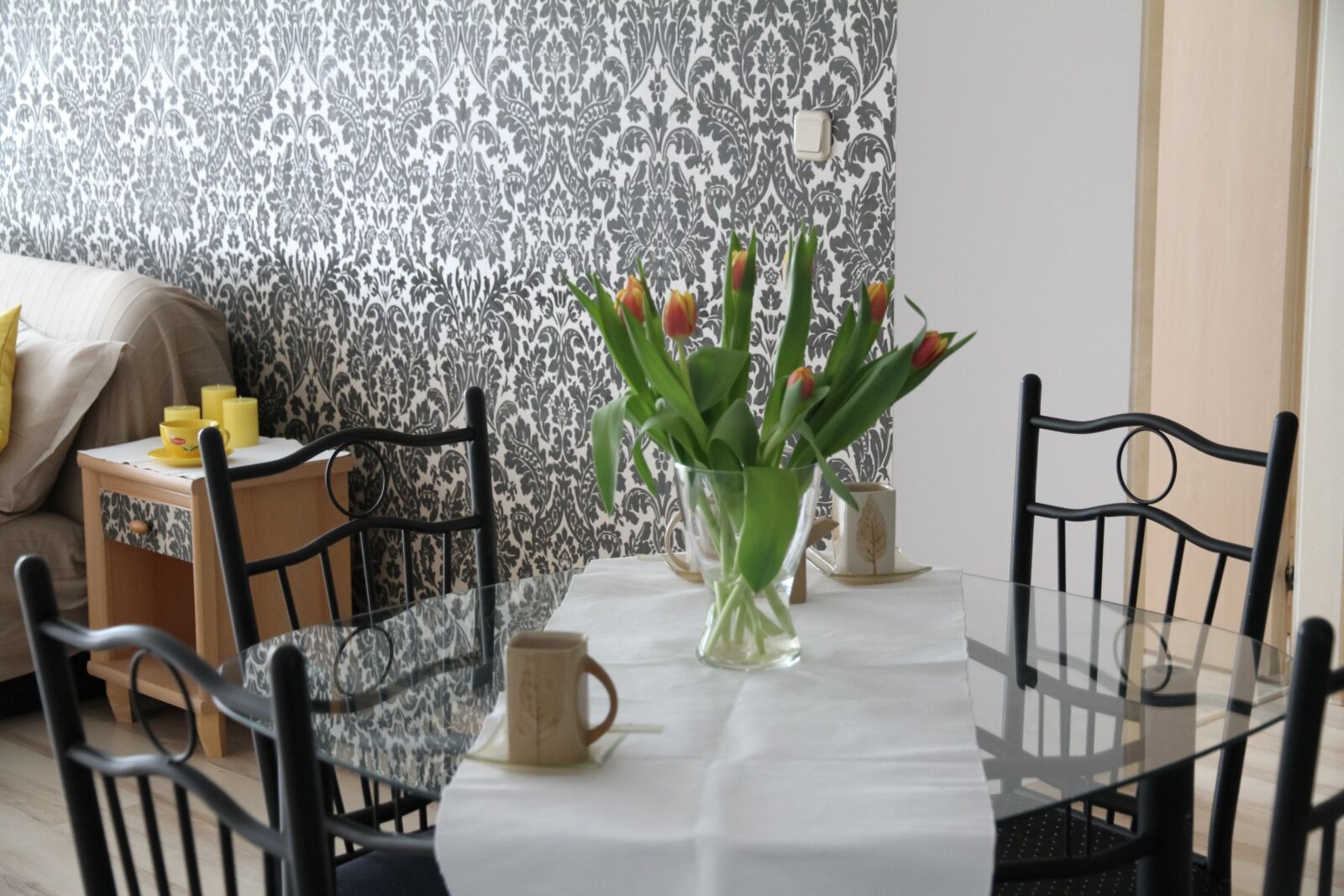 Canon EOS 7D sample photo. Apartment, flowers, tulips photography