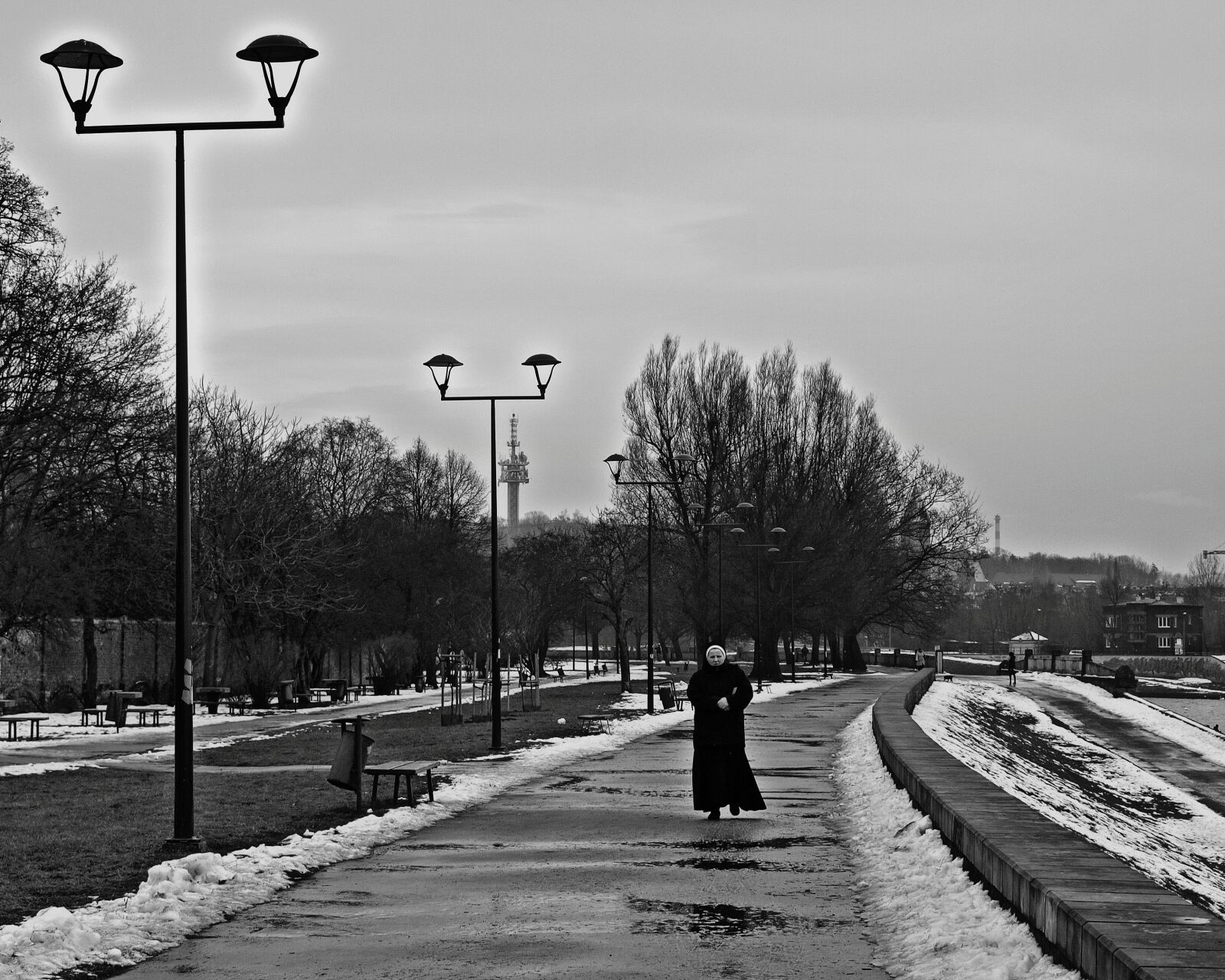 Olympus E-420 (EVOLT E-420) sample photo. Black and white, lanterns photography
