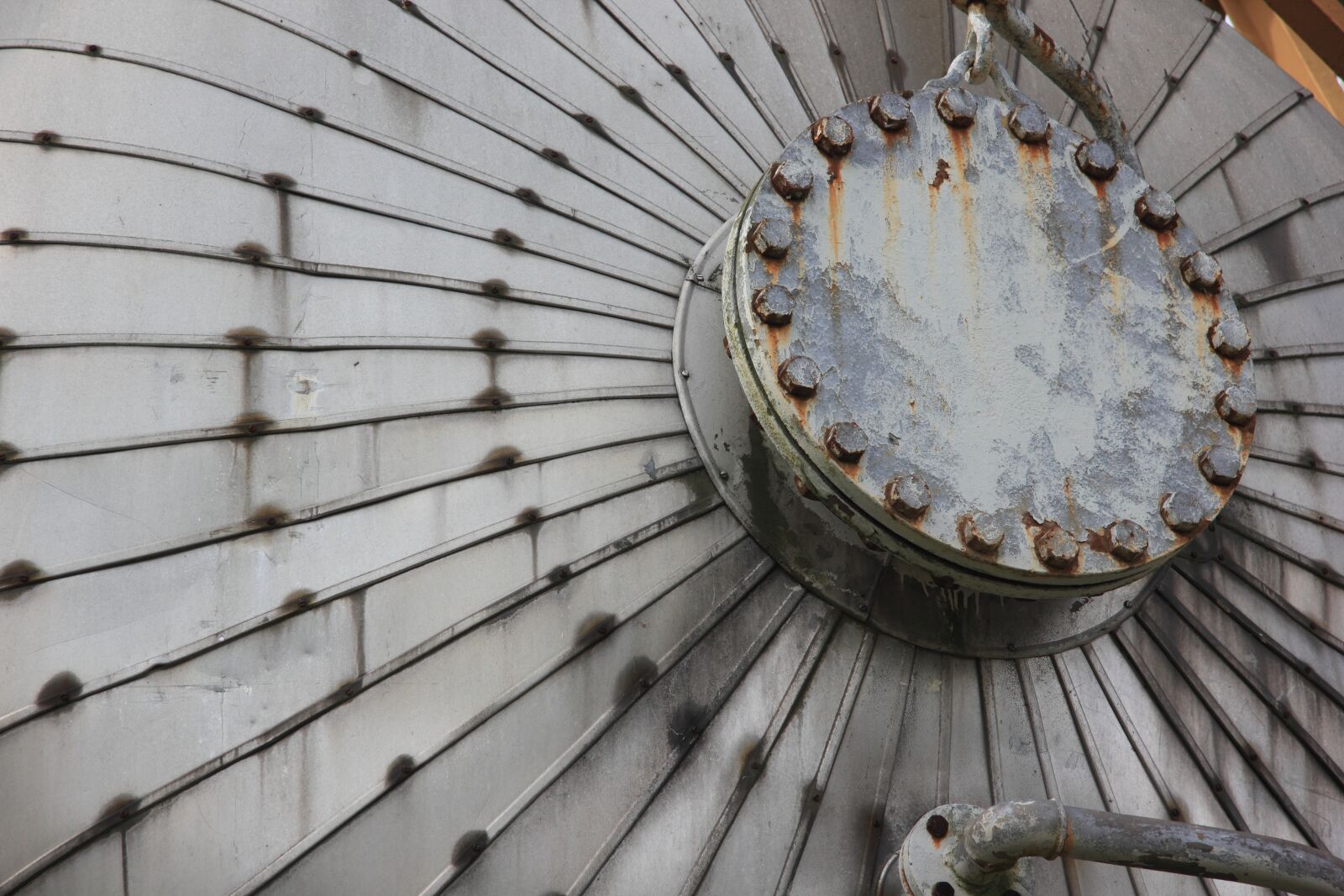 Canon EOS 550D (EOS Rebel T2i / EOS Kiss X4) sample photo. Italy, industry, tank photography