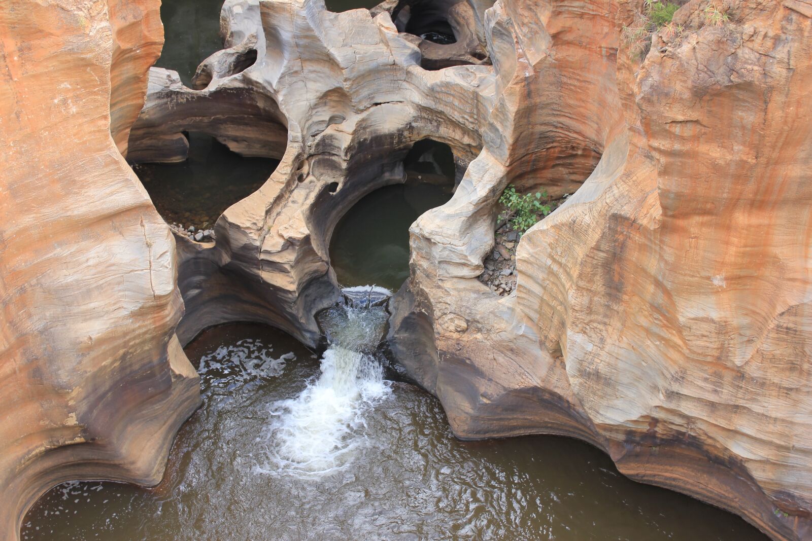 Canon EOS 550D (EOS Rebel T2i / EOS Kiss X4) sample photo. Potholes, rock, water photography