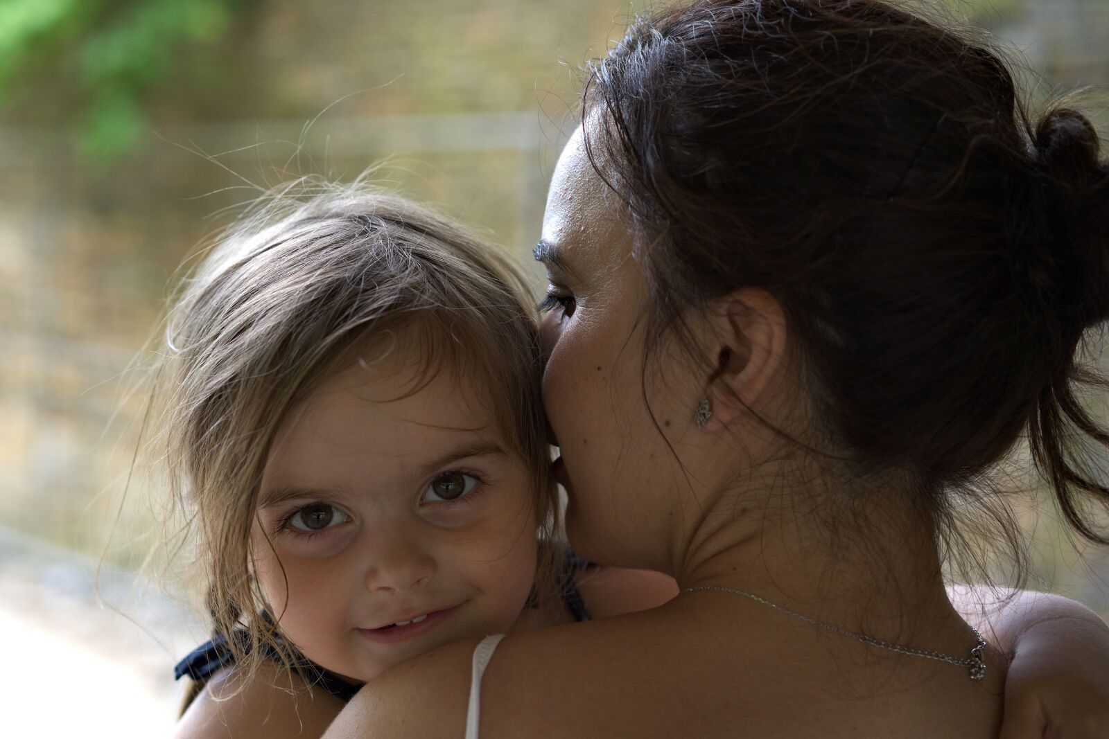 Sony a7 II + Sony Sonnar T* FE 55mm F1.8 ZA sample photo. Child and mom, child photography