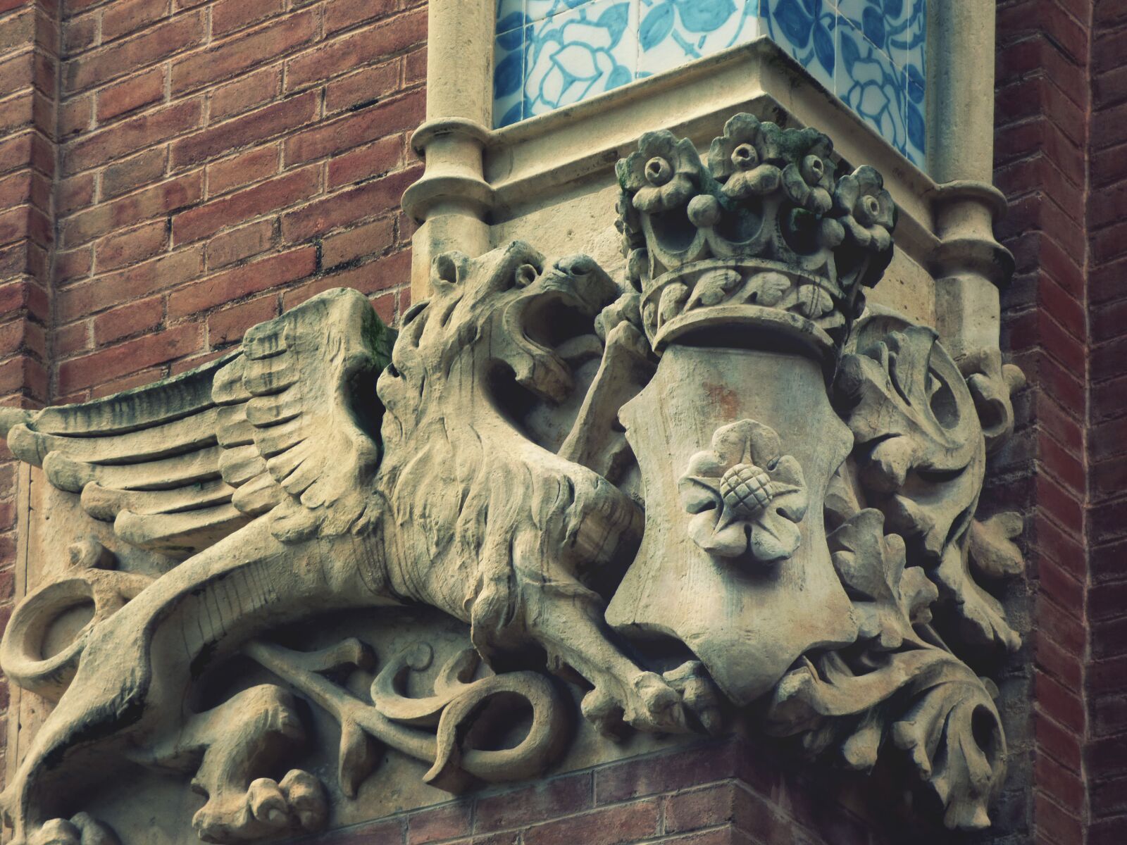 Panasonic Lumix DMC-FZ70 sample photo. Coat of arms, carved photography
