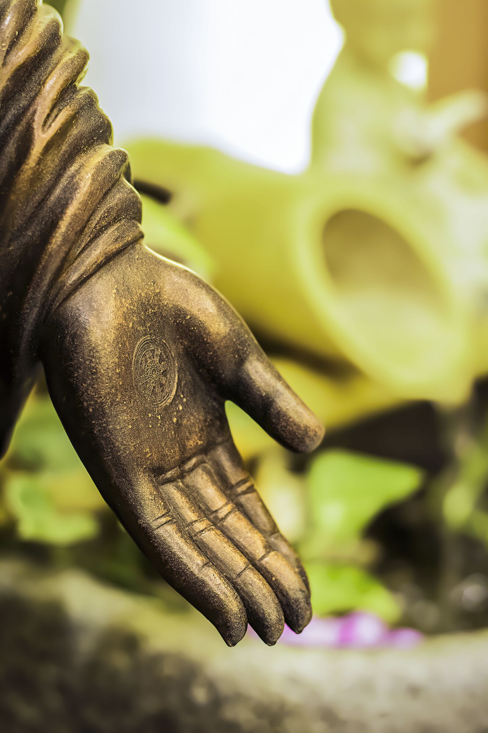 Canon EOS 750D (EOS Rebel T6i / EOS Kiss X8i) sample photo. Statue, hand, stone photography