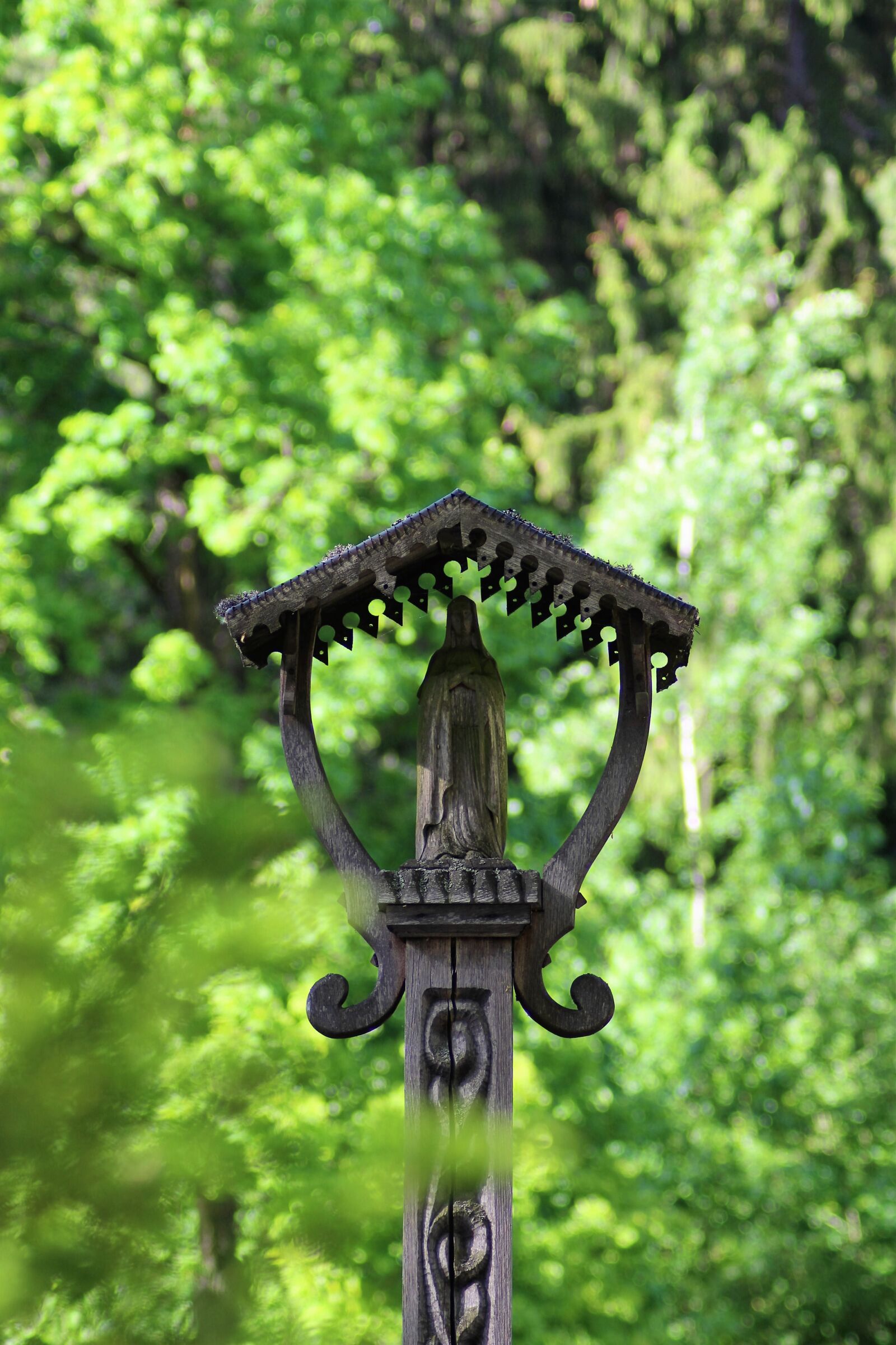 Canon EOS 1300D (EOS Rebel T6 / EOS Kiss X80) sample photo. Maria, holzfigur, cemetery photography