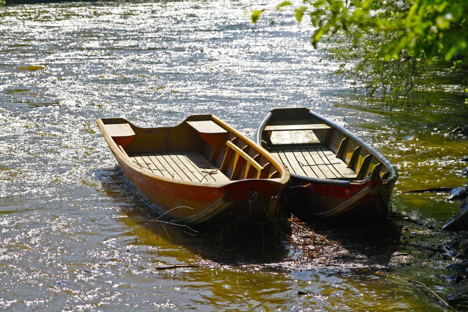 Canon EOS 1000D (EOS Digital Rebel XS / EOS Kiss F) sample photo. Boat, lifeboat, graz photography