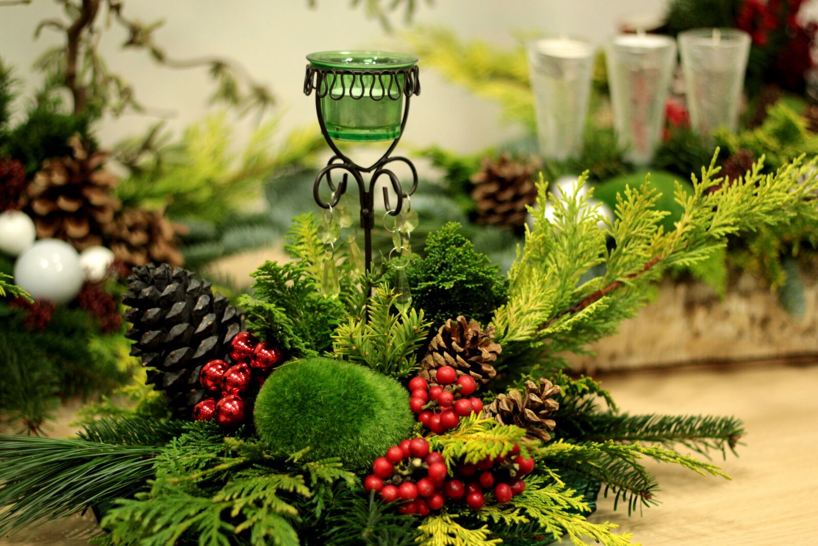 Canon EOS 600D (Rebel EOS T3i / EOS Kiss X5) + Canon EF 50mm F1.8 STM sample photo. Christmas, flower arranging, pine photography