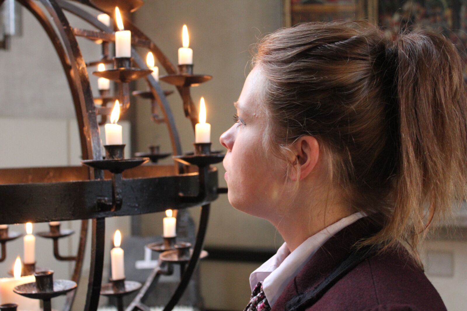 Canon EOS 550D (EOS Rebel T2i / EOS Kiss X4) sample photo. Woman, young, church photography