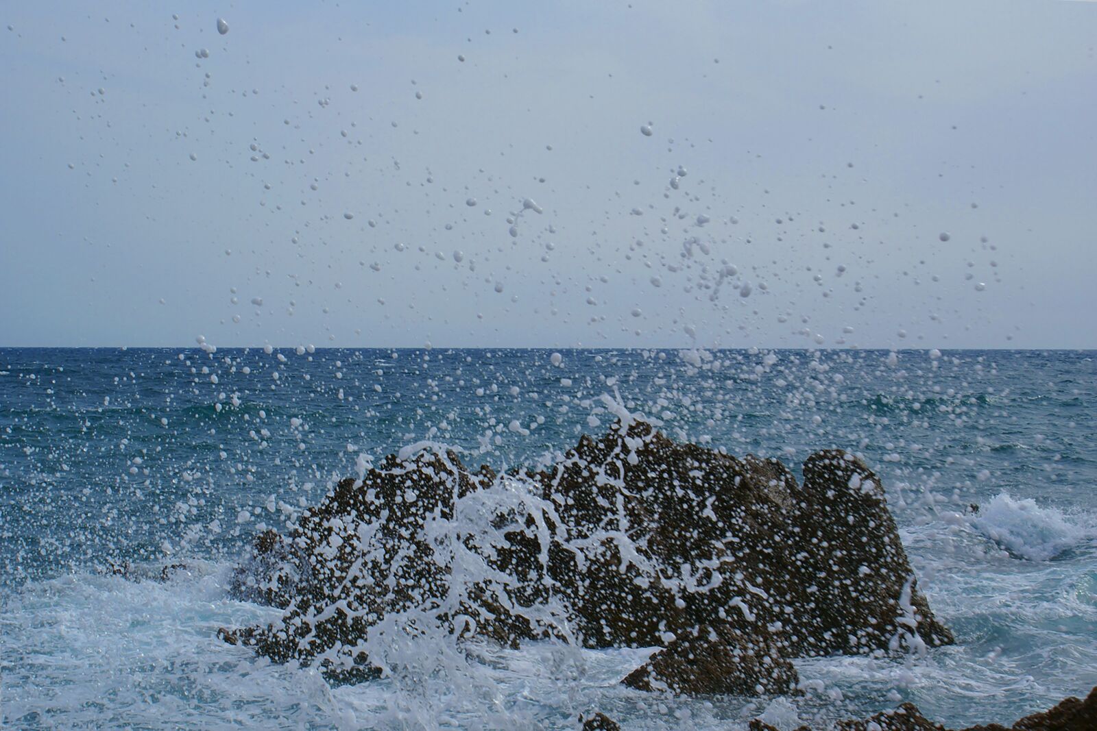 Sony Alpha DSLR-A100 sample photo. Sea, wave, spray photography