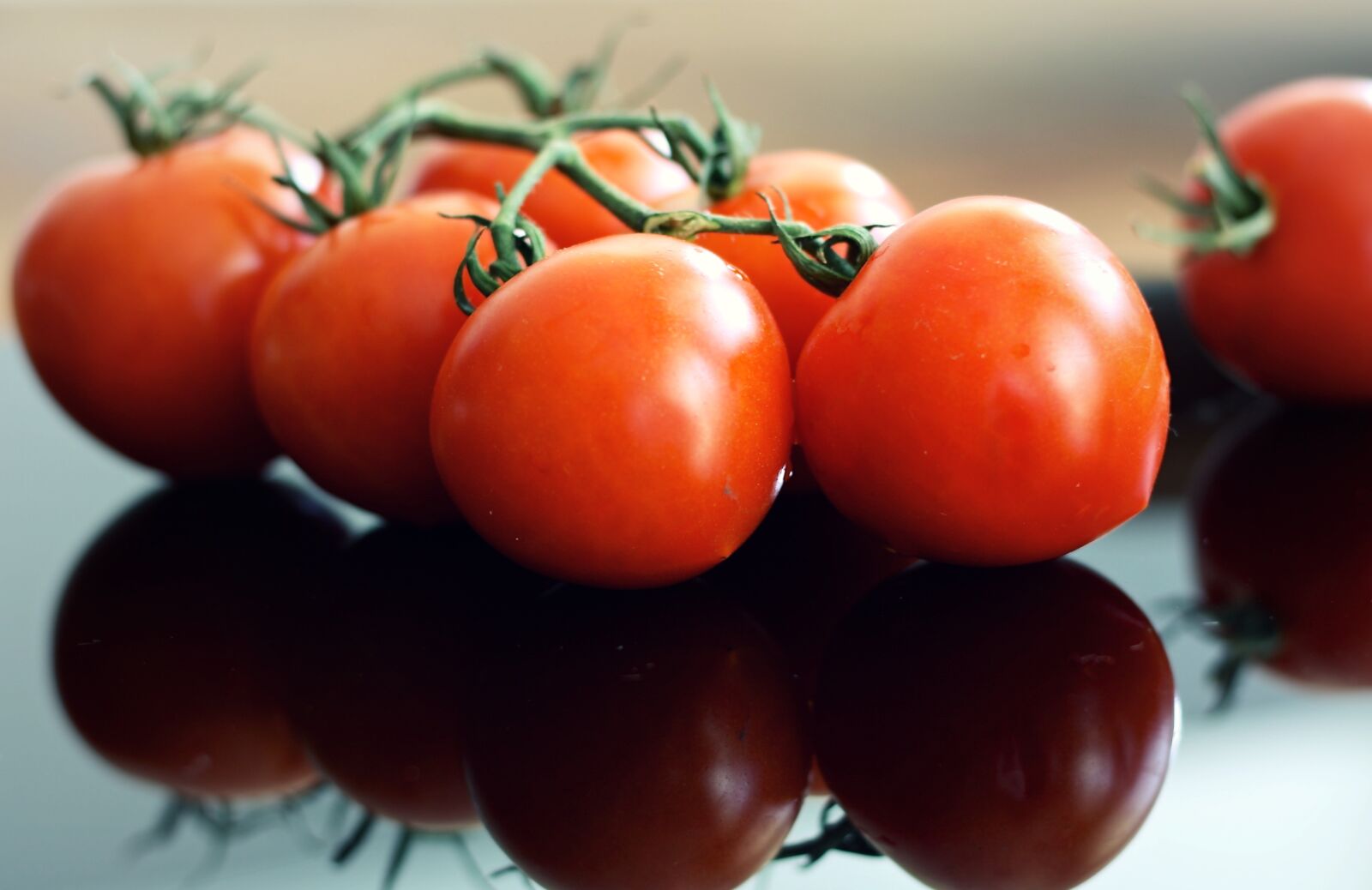 Canon EOS 1000D (EOS Digital Rebel XS / EOS Kiss F) sample photo. Tomatoes, red, fresh photography