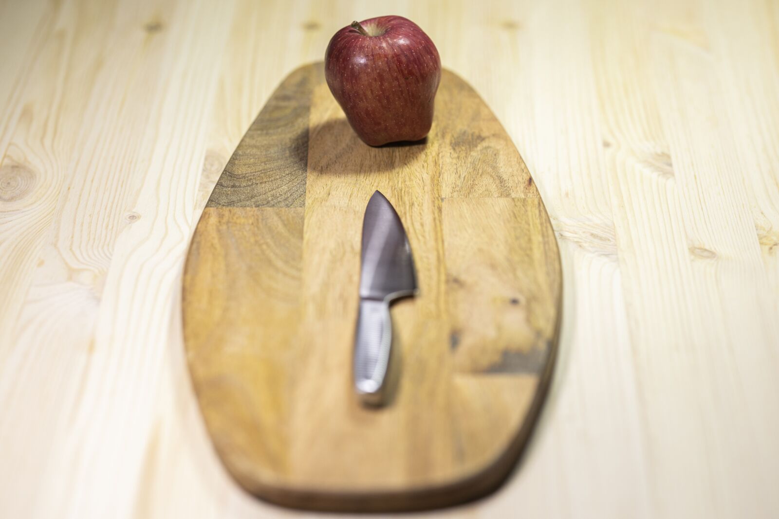 Canon RF 85mm F1.2L USM sample photo. Apple, red, fruit photography