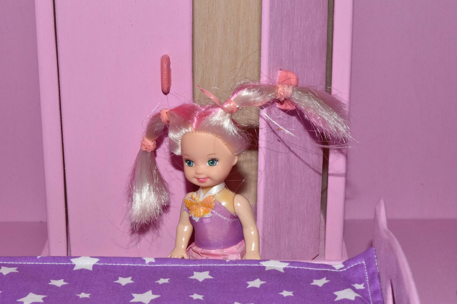 Nikon D5500 sample photo. Bedroom, doll, smiling, childhood photography