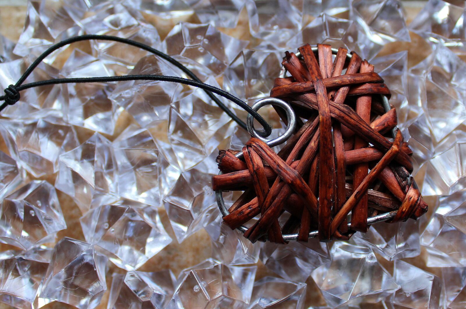 Canon EOS 1200D (EOS Rebel T5 / EOS Kiss X70 / EOS Hi) sample photo. Heart, crystals, wicker heart photography