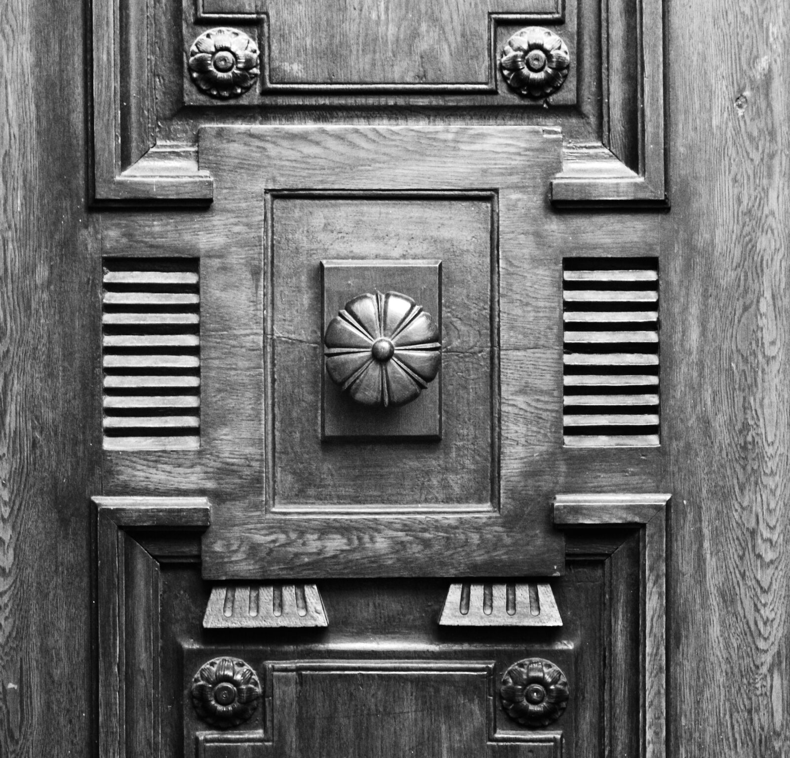 Canon EOS 550D (EOS Rebel T2i / EOS Kiss X4) sample photo. Door, historic center, front photography