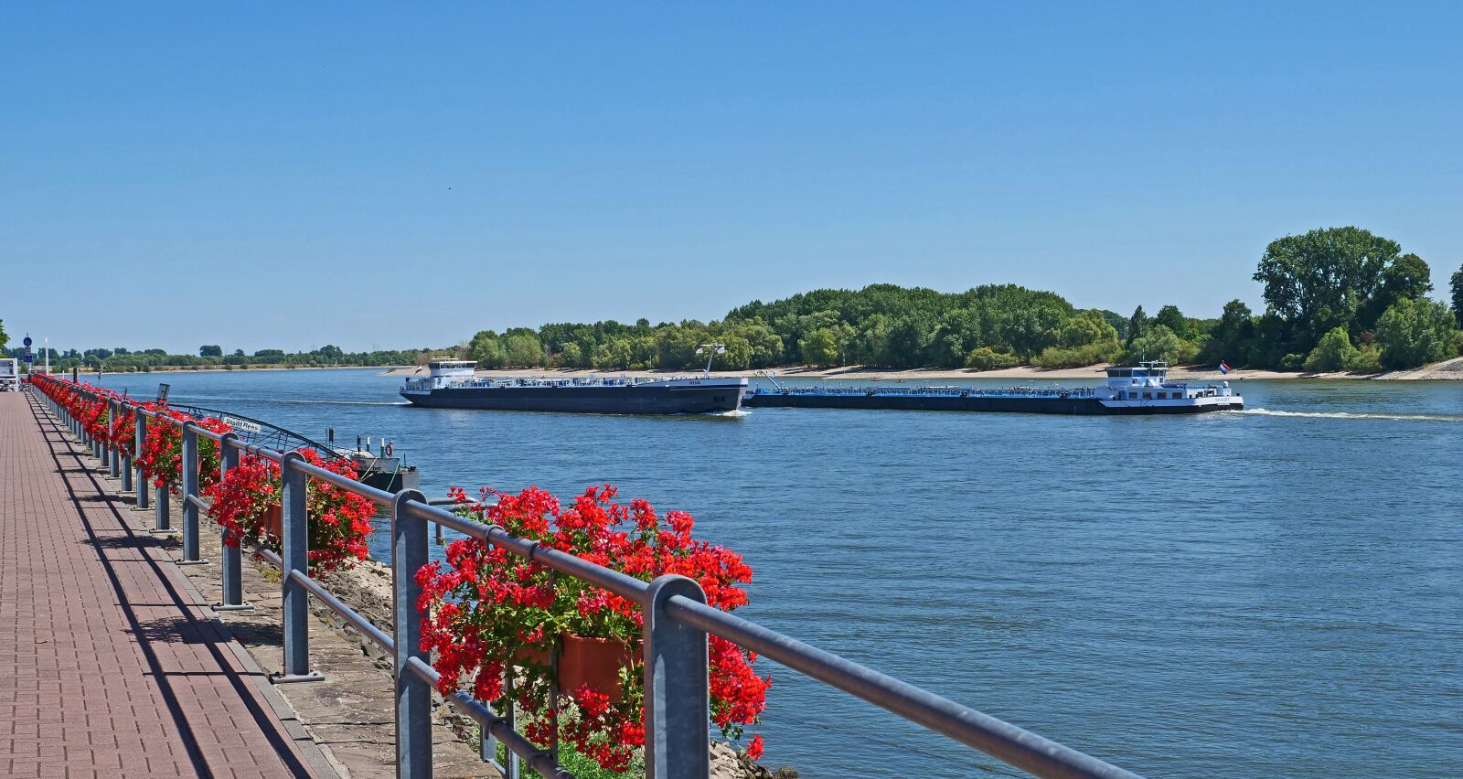Panasonic Lumix DC-G9 sample photo. Niederrhein, rhine promenade, city photography