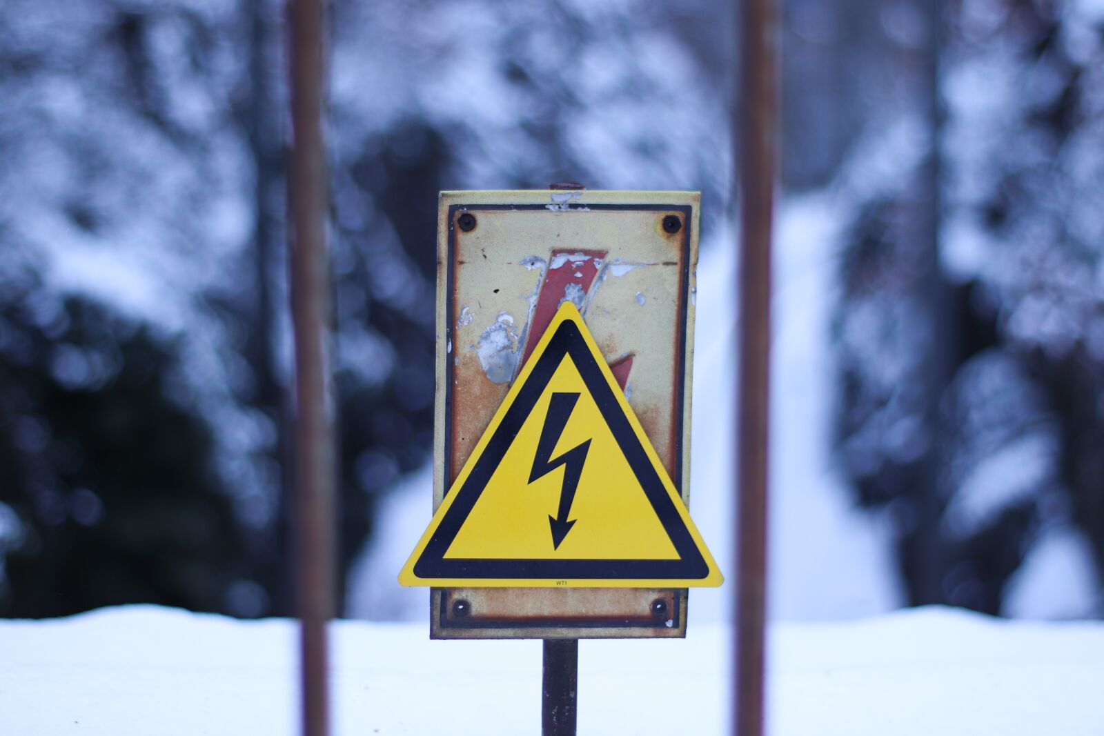 Canon EOS 800D (EOS Rebel T7i / EOS Kiss X9i) sample photo. Warnschild, street sign, high photography
