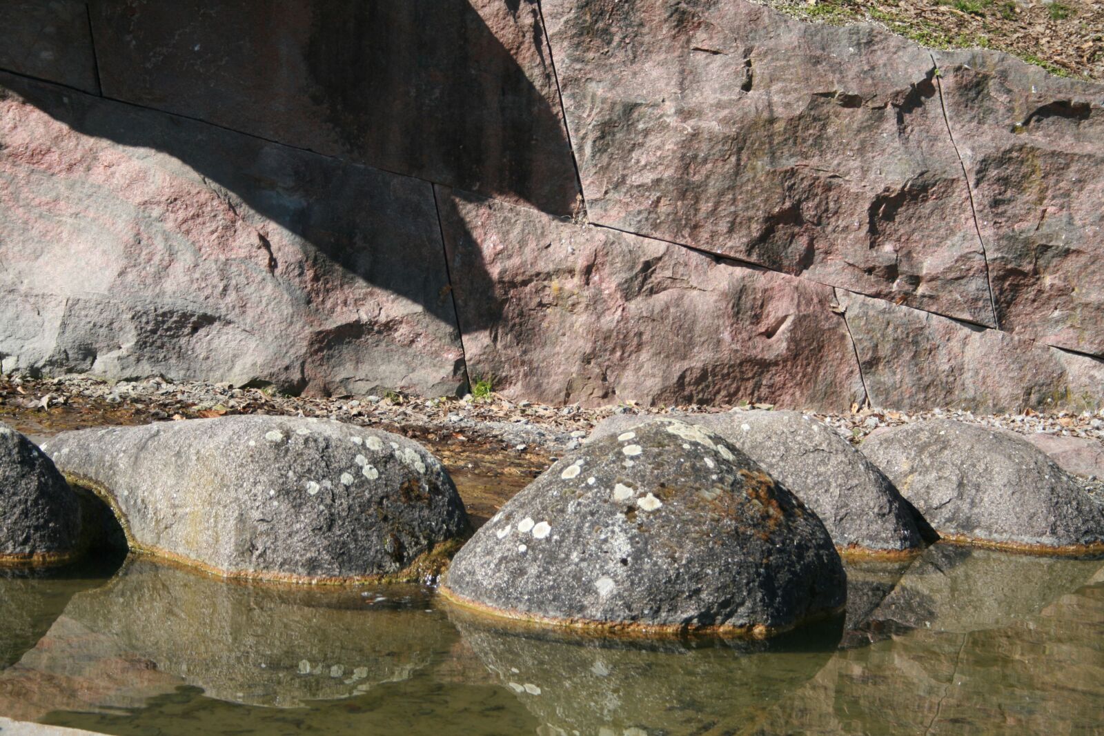 Canon EOS 400D (EOS Digital Rebel XTi / EOS Kiss Digital X) sample photo. Stones, water, vacations photography