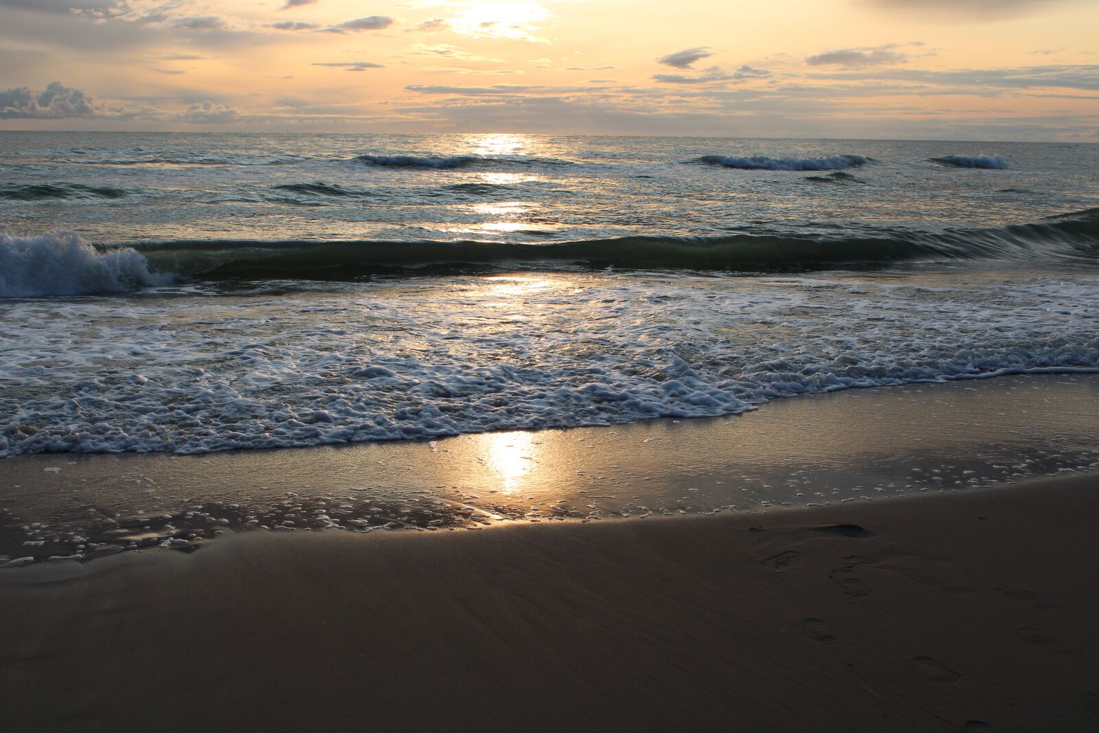 Canon EOS 2000D (EOS Rebel T7 / EOS Kiss X90 / EOS 1500D) sample photo. Sunset, baltic sea, latvia photography