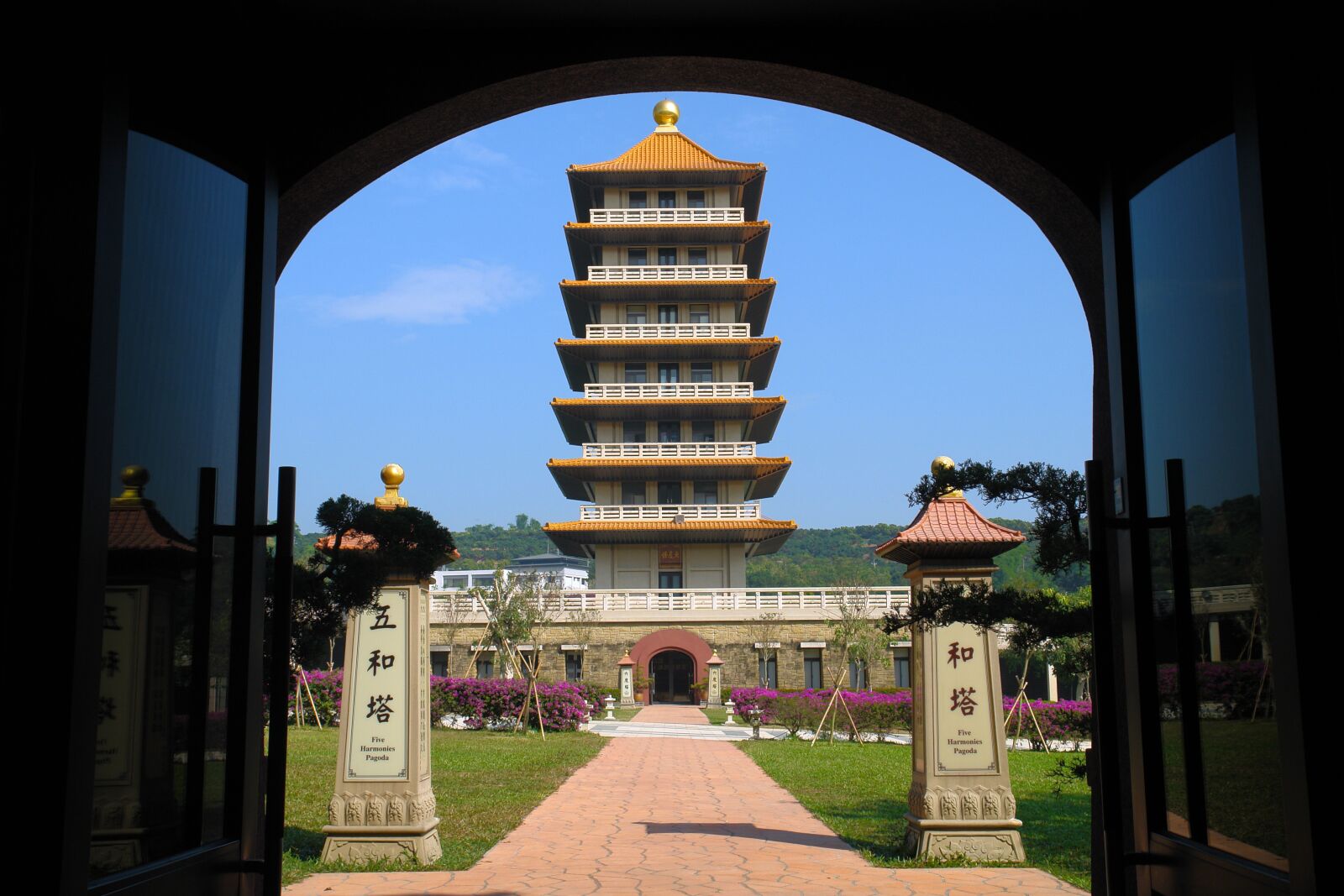 Sony DSC-R1 sample photo. Fo guang shan, stupa photography
