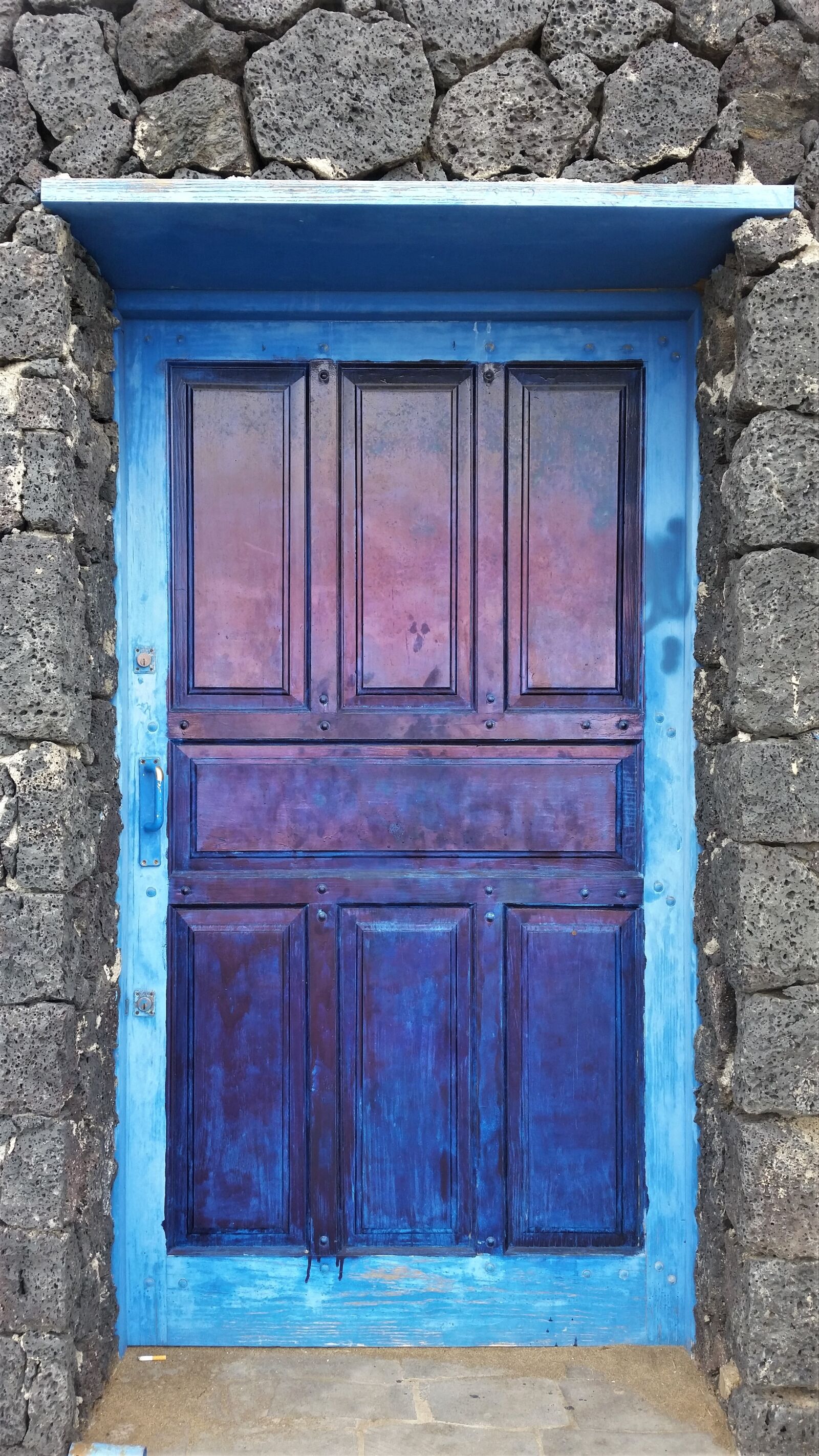 Samsung Galaxy S5 sample photo. Blue door, lanzarote, old photography