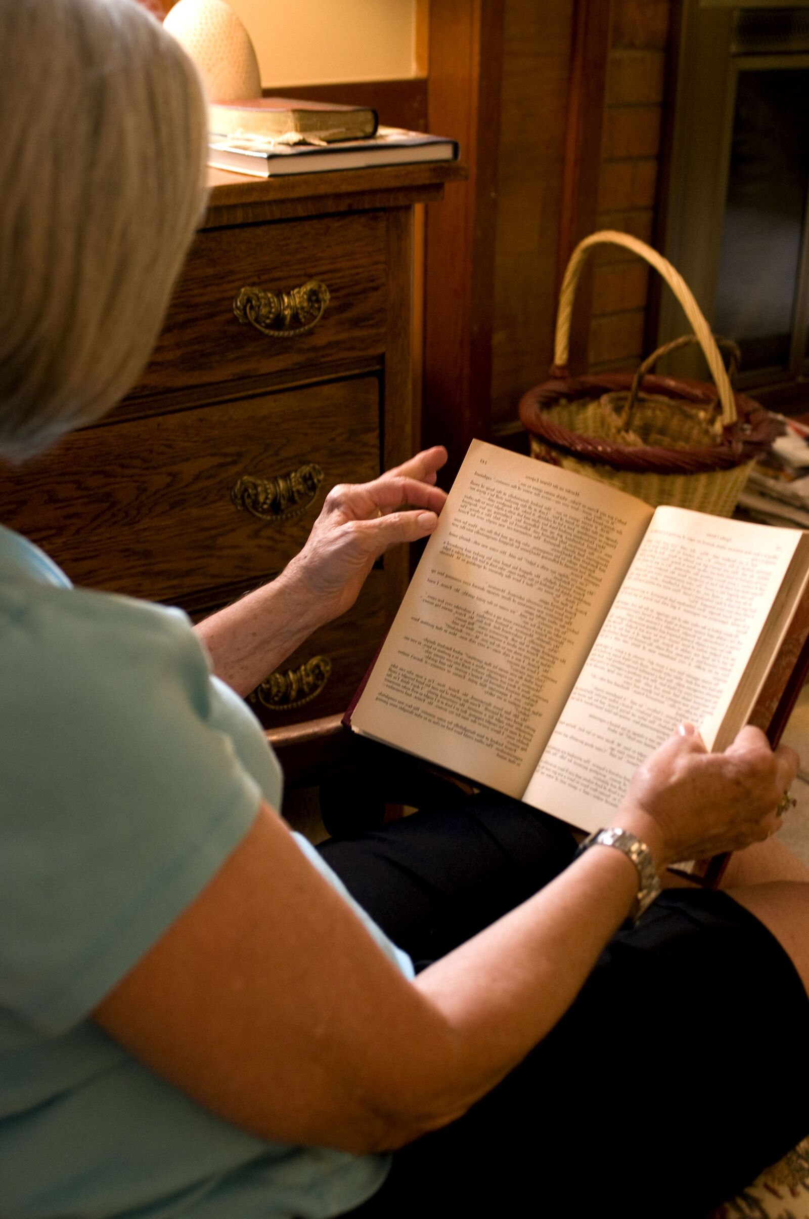 Nikon D300 sample photo. Woman, reading, novel, comfort photography