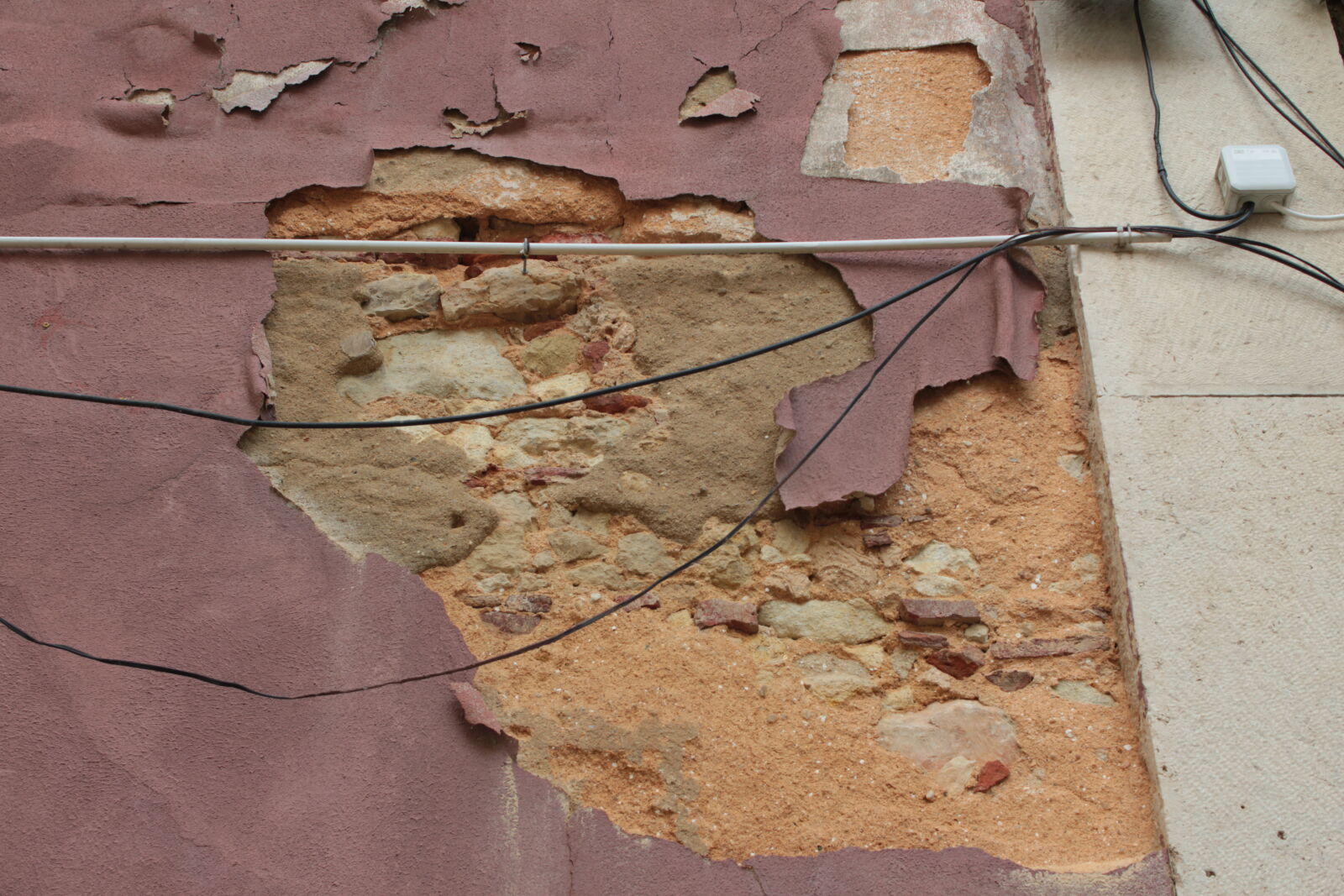 Canon EOS 550D (EOS Rebel T2i / EOS Kiss X4) sample photo. Building, wear photography