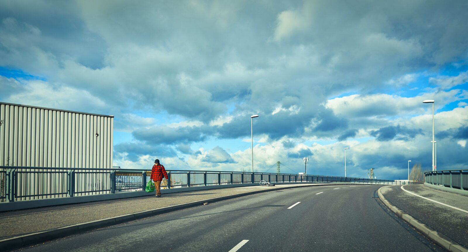 Sony a6300 + Sigma 16mm F1.4 DC DN | C sample photo. Street, mood, road photography