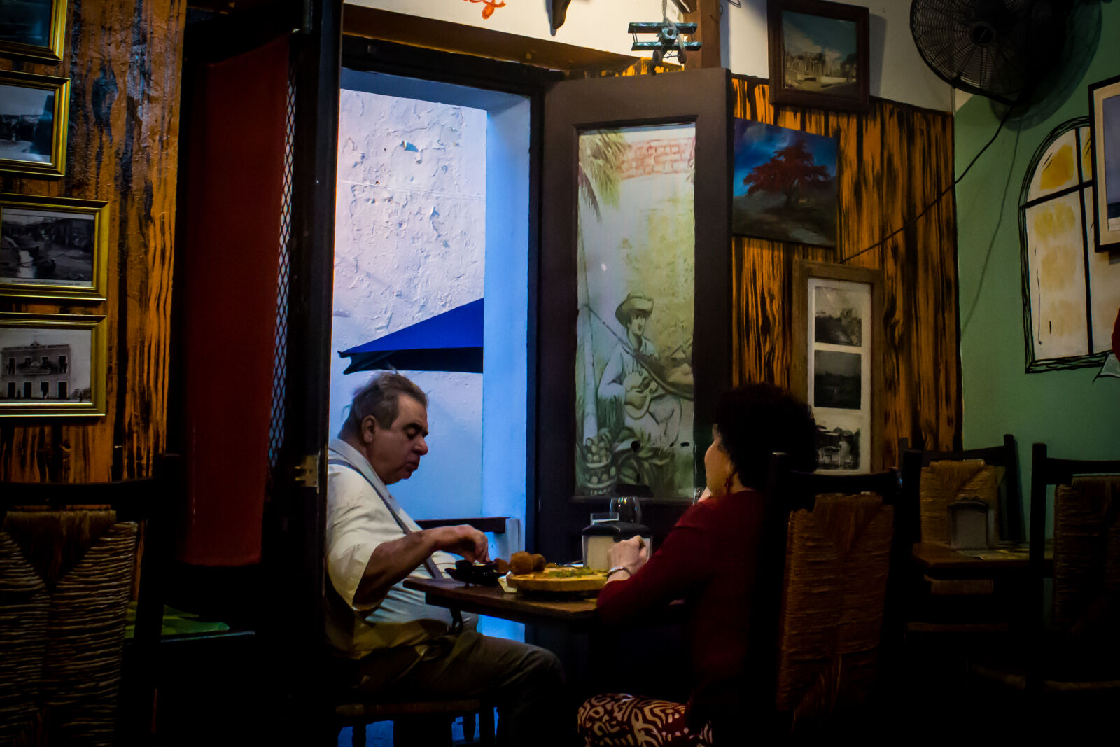 Canon EOS 600D (Rebel EOS T3i / EOS Kiss X5) sample photo. Locals, old, couple, people photography