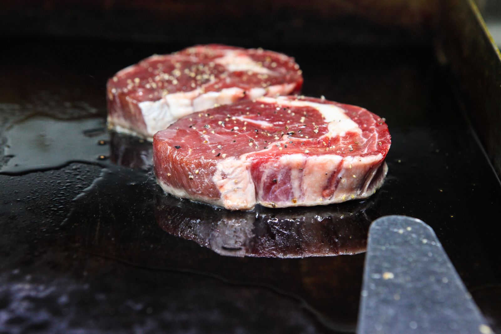 Canon EOS 5D Mark II sample photo. Steak, iron plate, oil photography