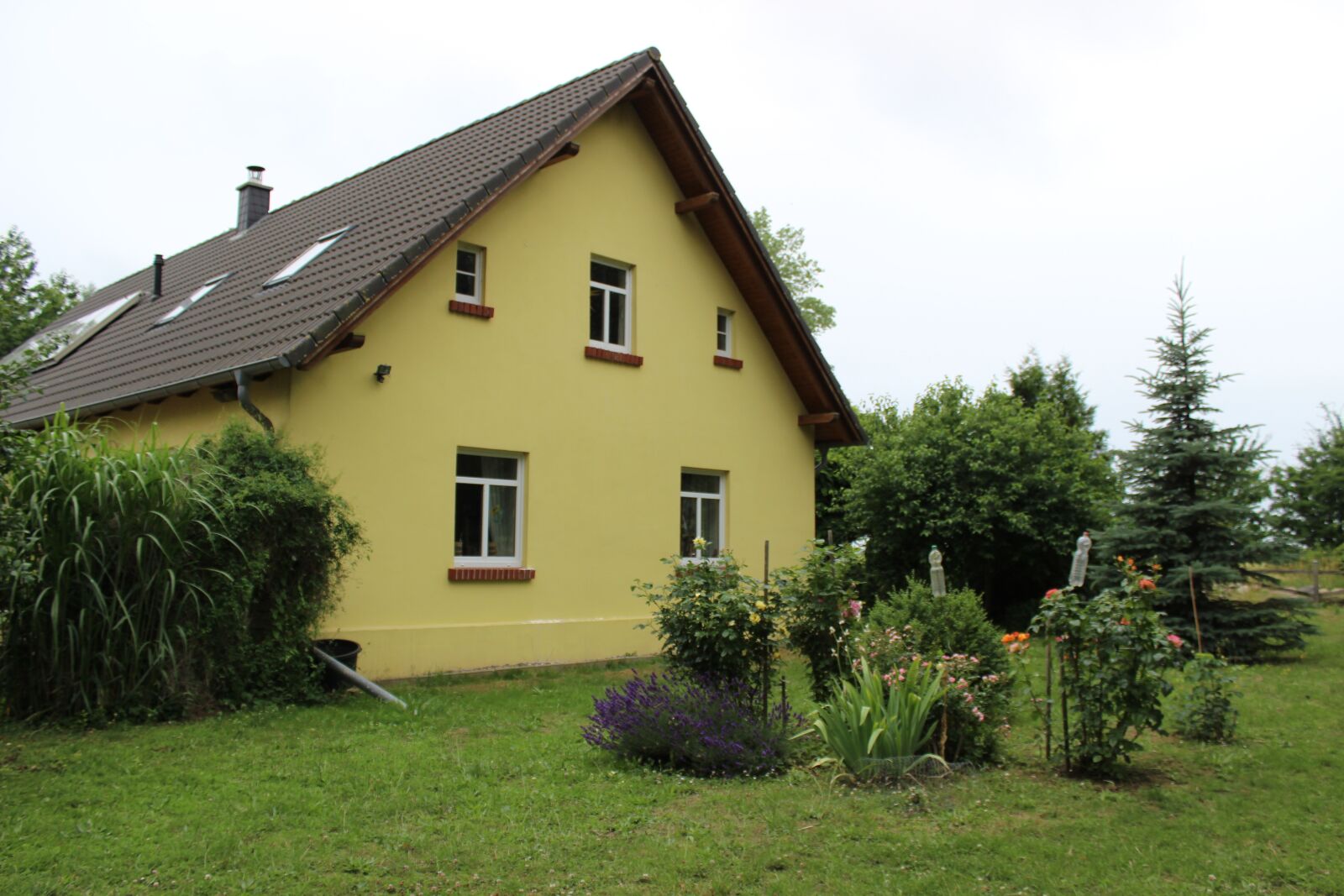 Canon EOS 600D (Rebel EOS T3i / EOS Kiss X5) sample photo. Country house, single family photography