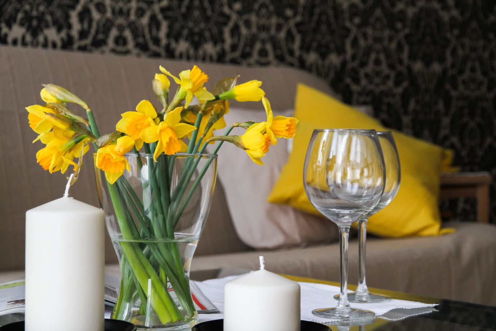 Canon EOS 7D sample photo. Apartment, flowers, daffodils photography