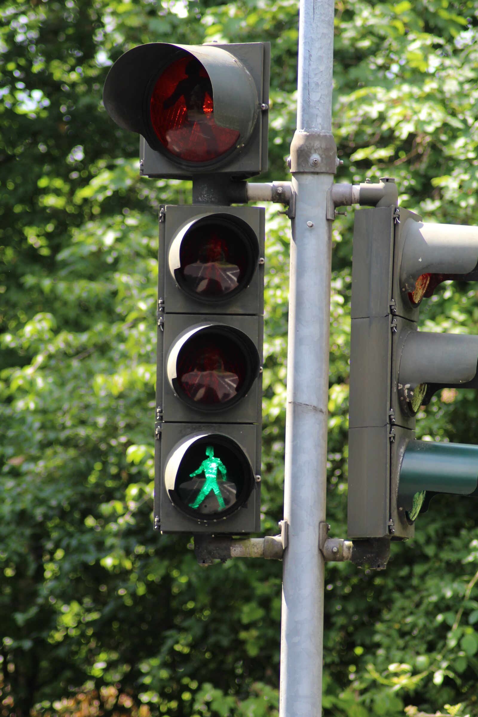 Canon EOS 1300D (EOS Rebel T6 / EOS Kiss X80) sample photo. Traffic lights, green, los photography