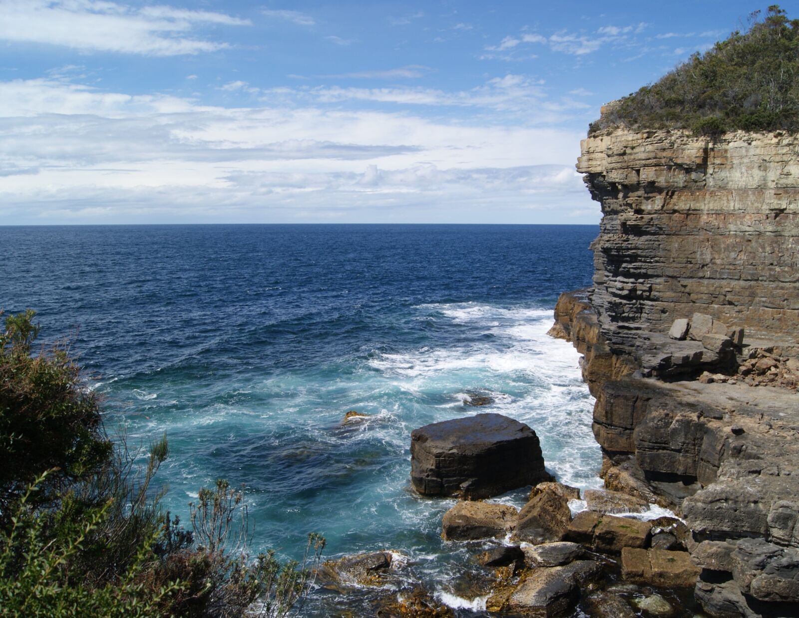 Sony Alpha DSLR-A230 sample photo. Coast, cliff, ocean photography