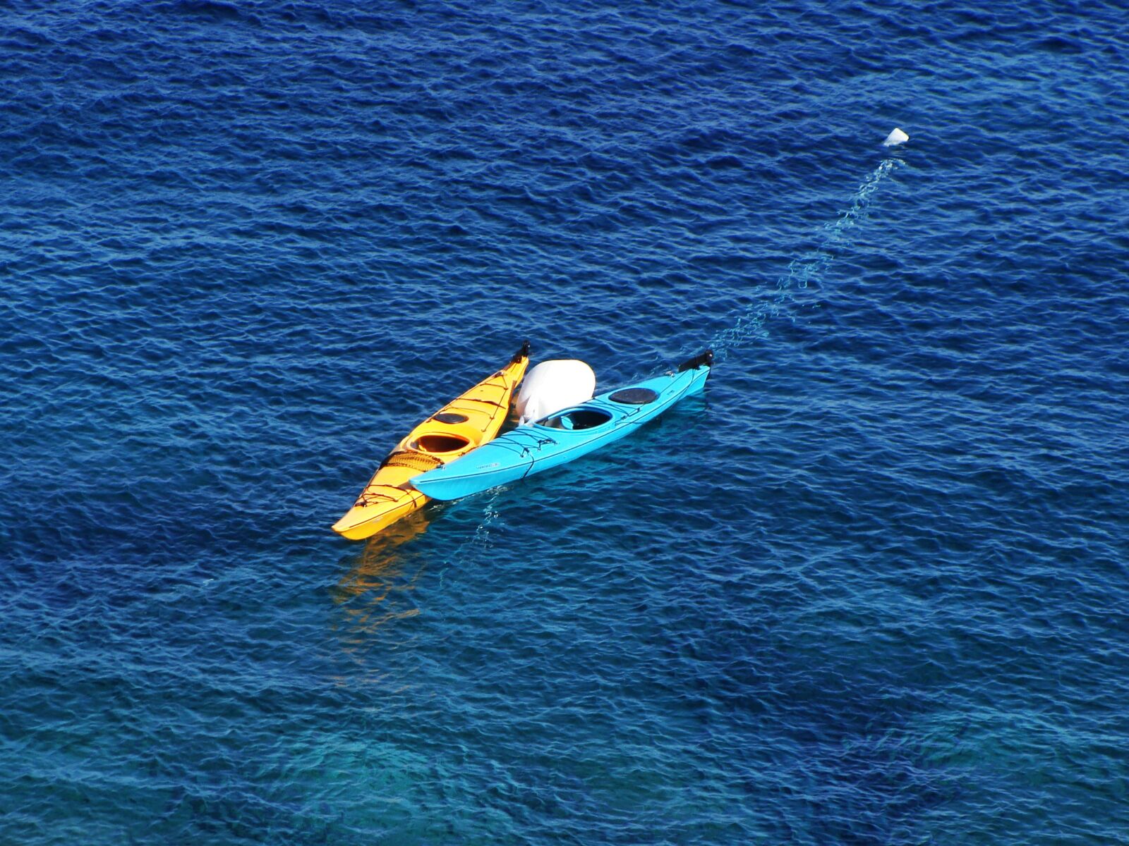 Sony Cyber-shot DSC-H10 sample photo. Kayak, sea, water photography