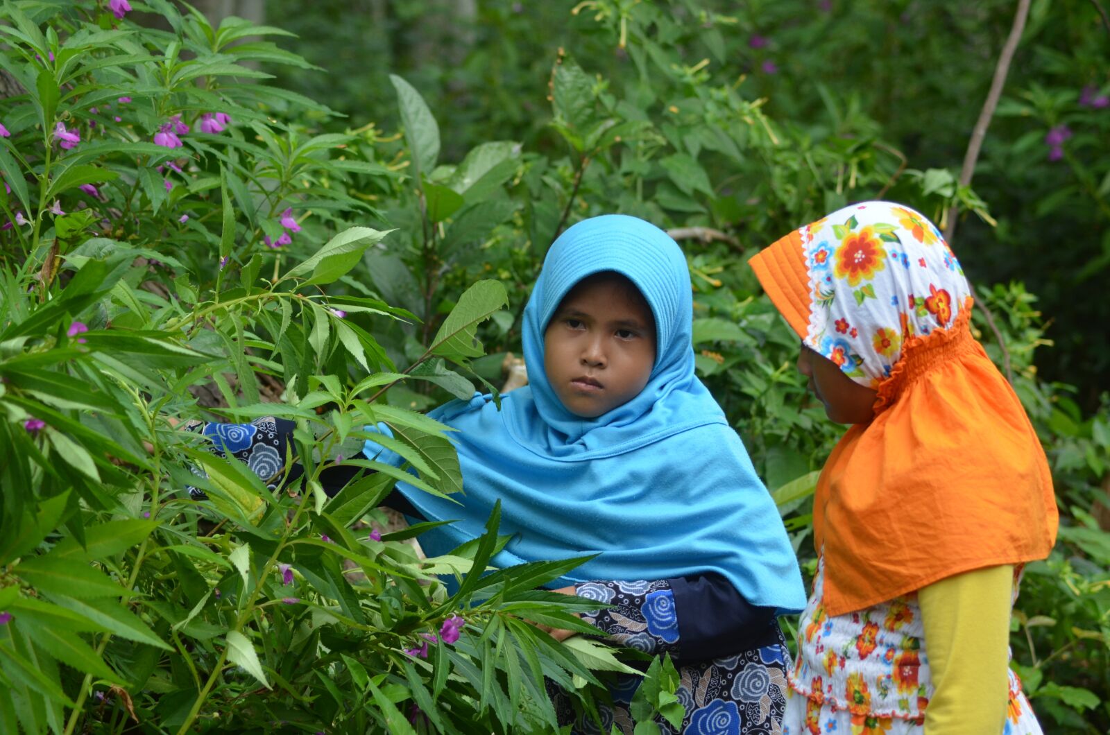 Nikon D5100 sample photo. Girls, flowers, siblings photography