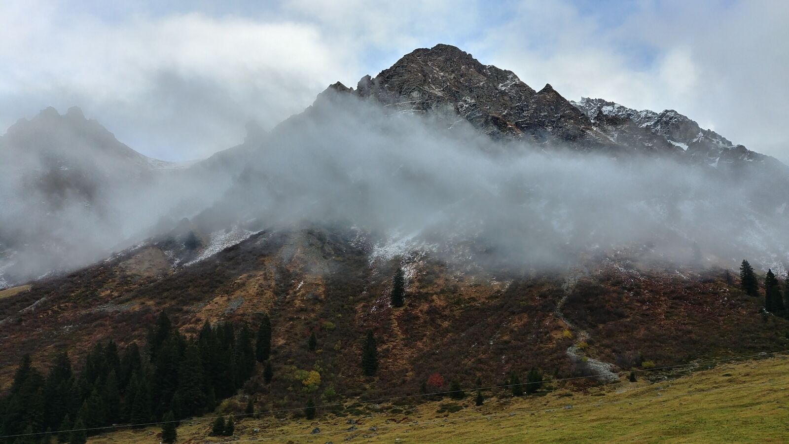 LG G6 sample photo. Fog, clouds, mountains photography