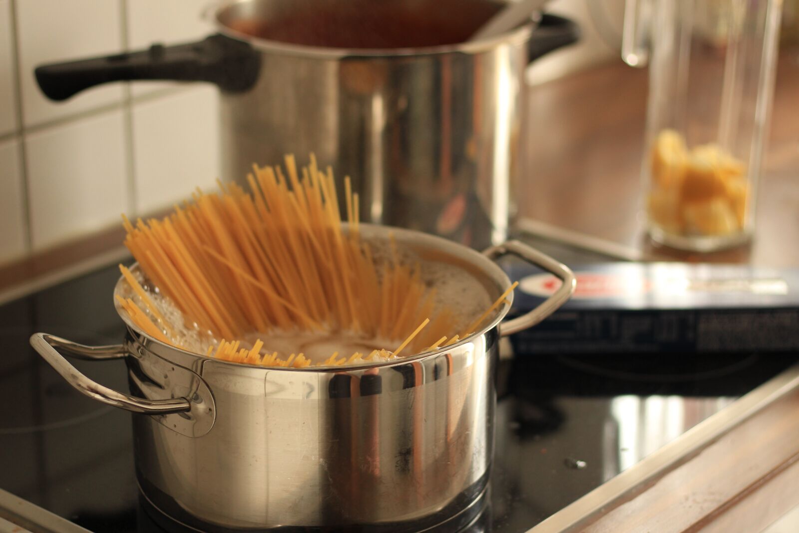 Canon EOS 700D (EOS Rebel T5i / EOS Kiss X7i) + Canon EF 50mm F1.8 STM sample photo. Cook, spaghetti, cooking pot photography