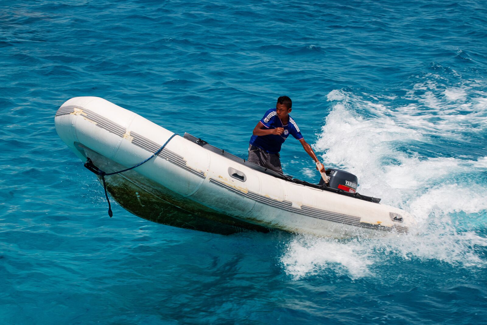 Tamron AF 70-300mm F4-5.6 Di LD Macro sample photo. Dinghy, powerboat, water photography