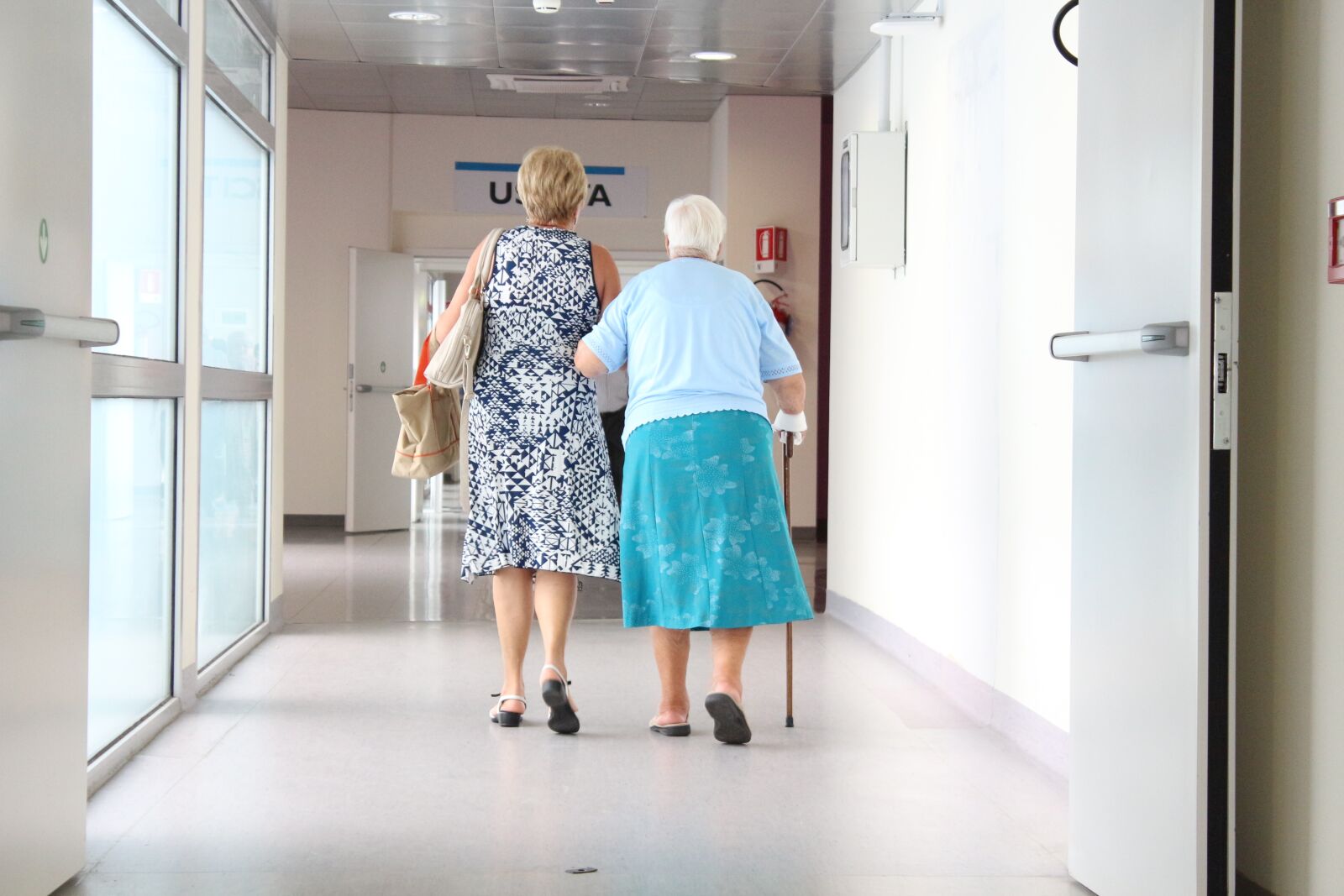 Canon EOS 650D (EOS Rebel T4i / EOS Kiss X6i) sample photo. Elderly, corridor, doctor photography