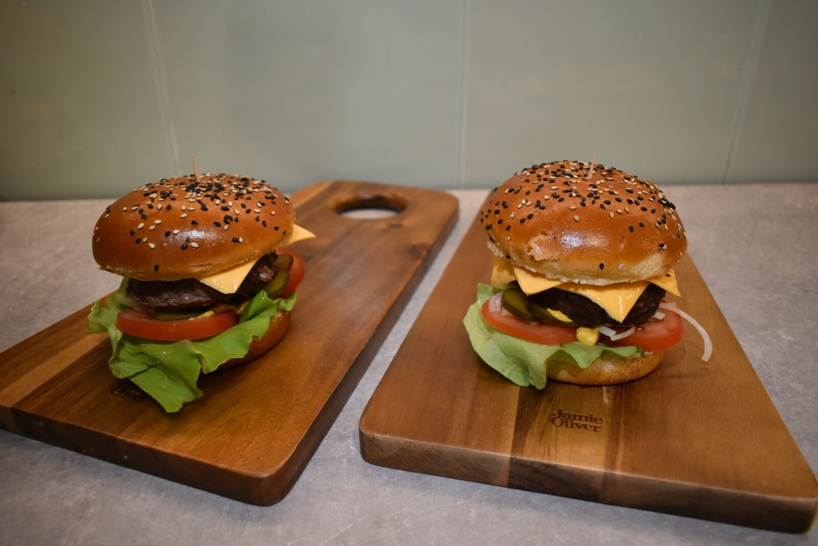 Nikon D5600 sample photo. Hamburger, unhealthy, lunch photography