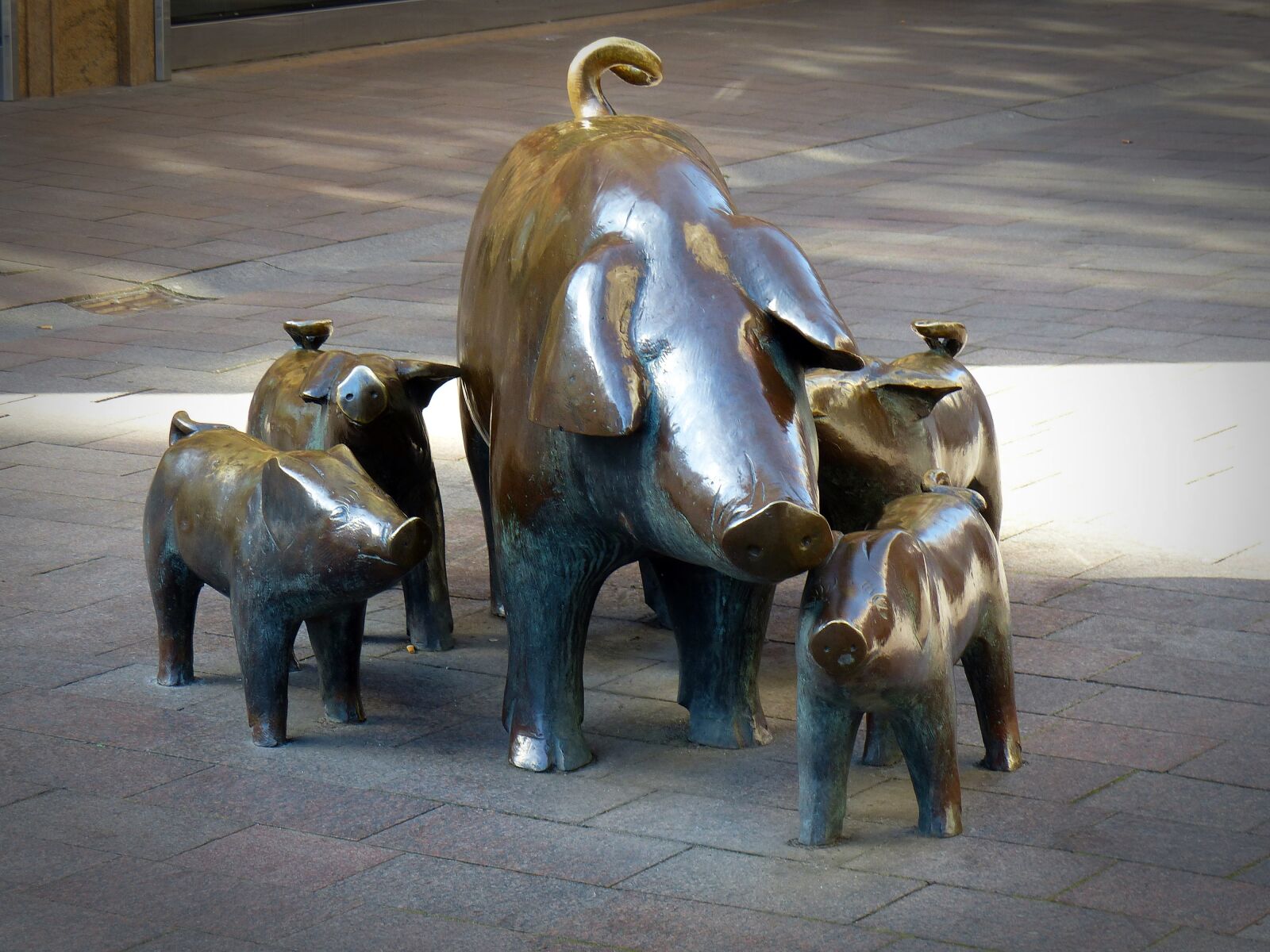 Panasonic Lumix DMC-FZ200 sample photo. Sculpture, pigs, piglet photography