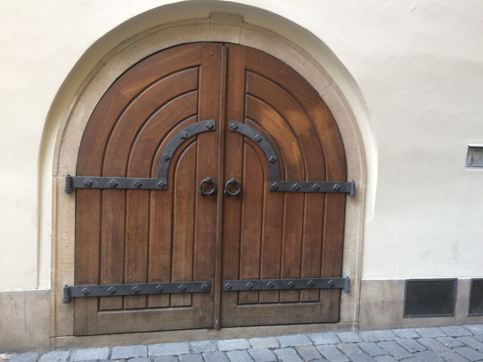 iPhone 5s back camera 4.15mm f/2.2 sample photo. Door, prague, house photography