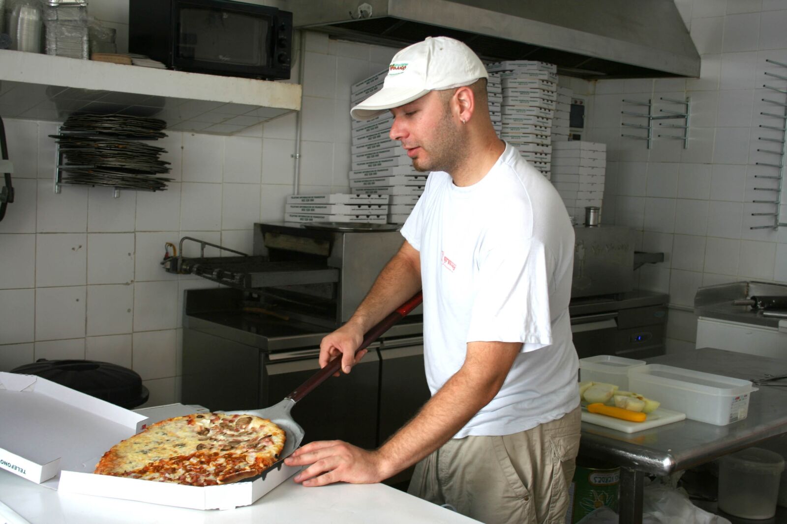 Canon EOS 350D (EOS Digital Rebel XT / EOS Kiss Digital N) sample photo. Pizza, pizza shop, fast photography